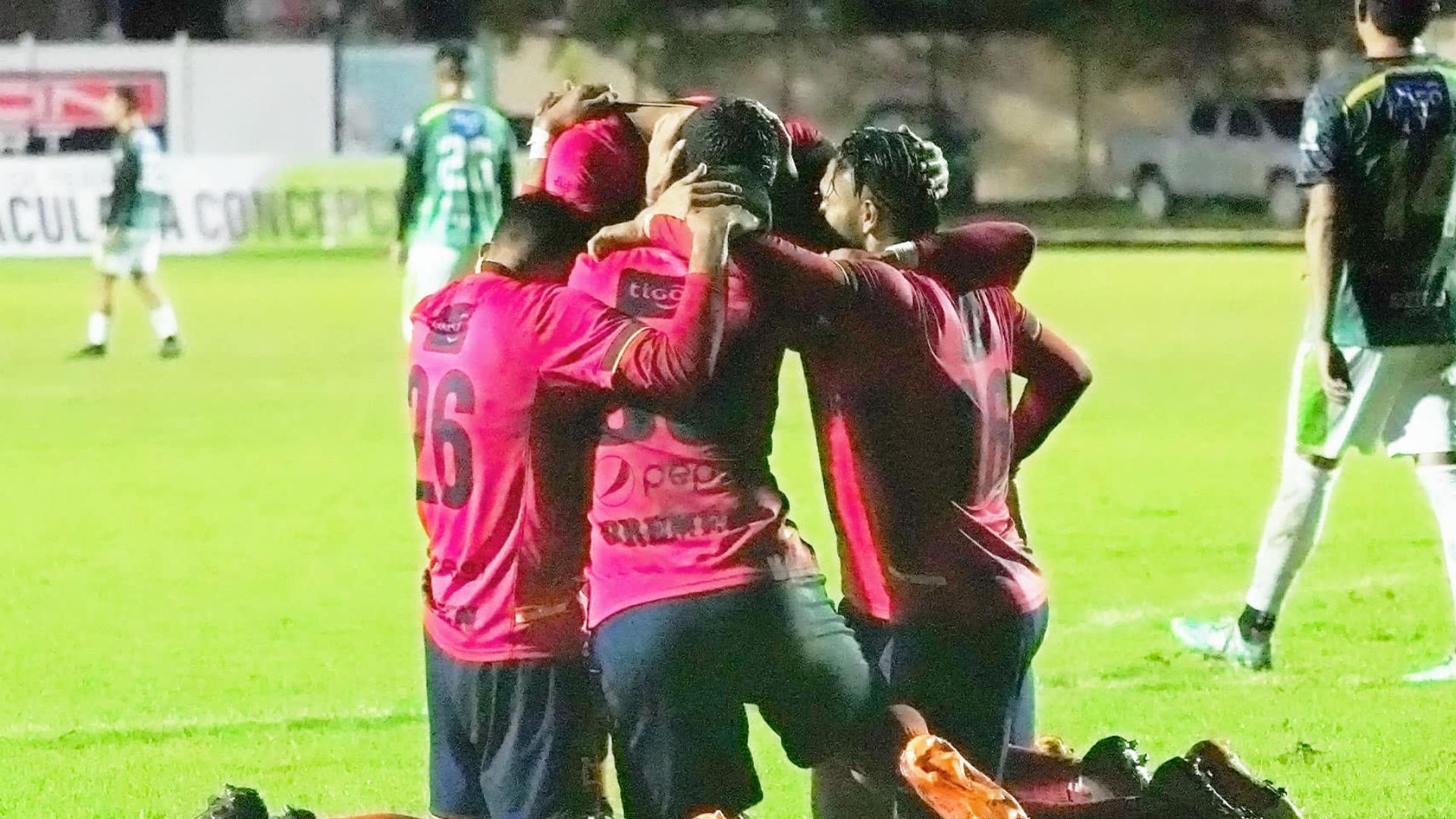 Los futbolistas de Municipal celebran juntos uno de sus dos goles a Xinabajul en el Estadio Los Cuchumatanes. (Foto Prensa Libre: Municipal-Facebook)