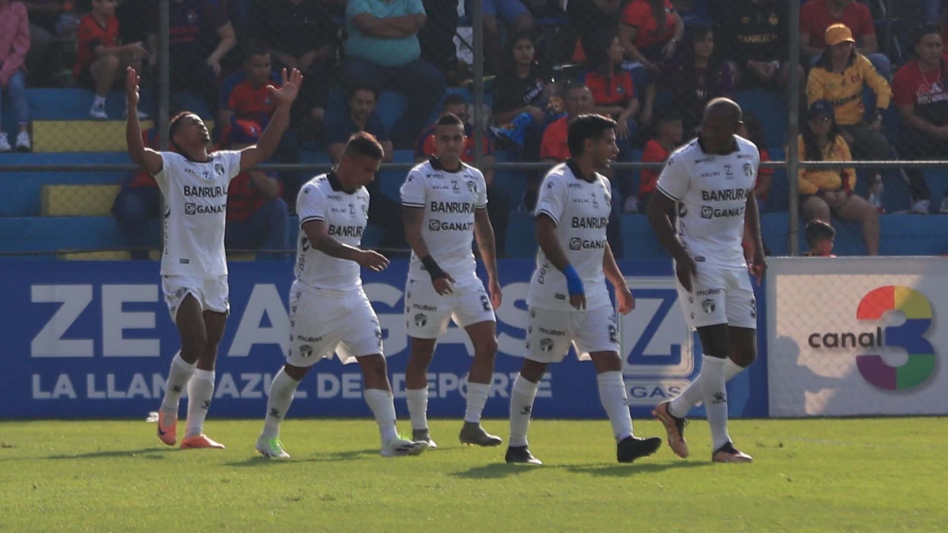 Los futbolistas de Comunicaciones festejan el primer gol a Municipal. (Foto Prensa Libre: Carlos Hernández)