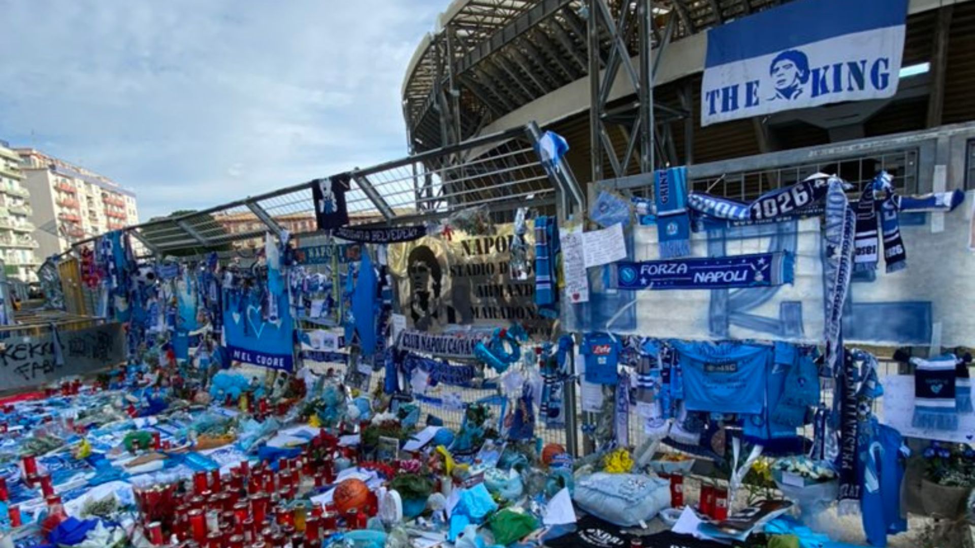 La gente de Nápoles homenajeó a Diego Maradona en las afueras del estadio tras otro aniversario de su muerte. (Foto Prensa Libre: RRSS)
