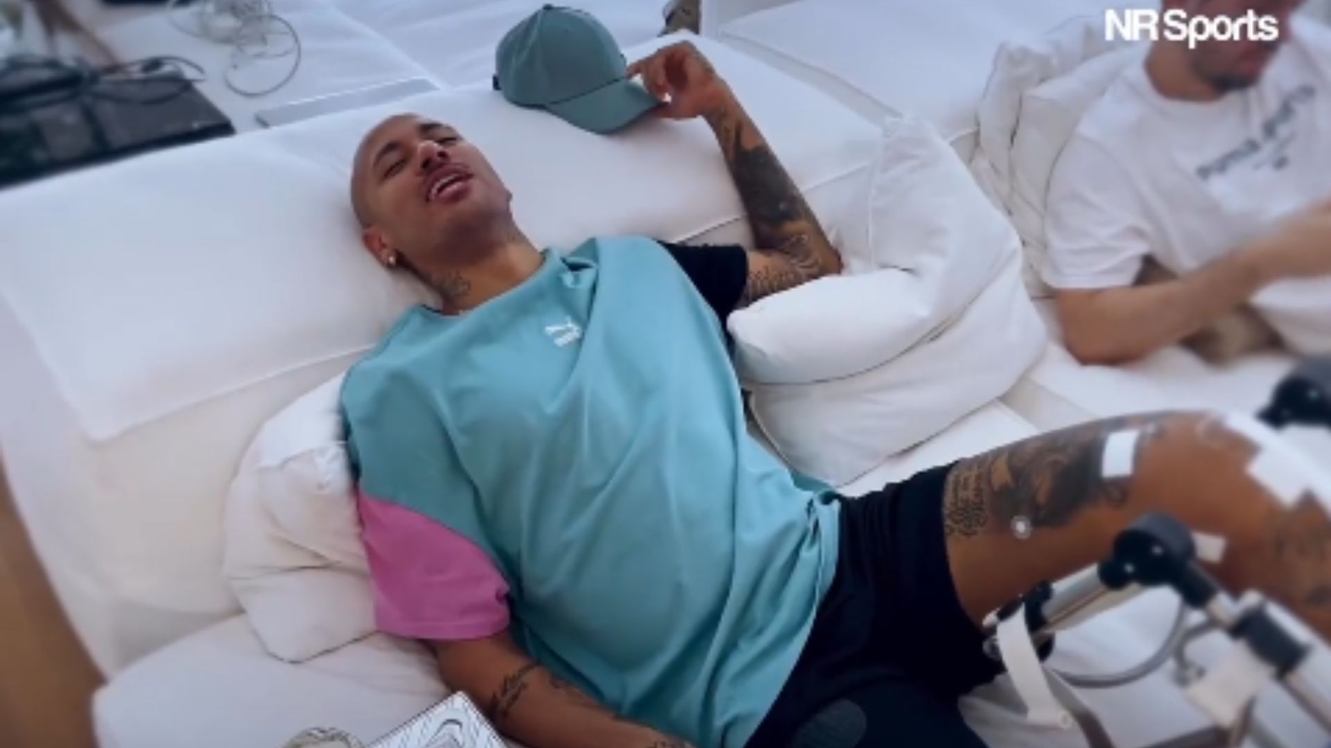 El jugador de la selección brasileña, Neymar JR, siendo atendido de su lesión. (Foto Prensa Libre: Captura de Pantalla)