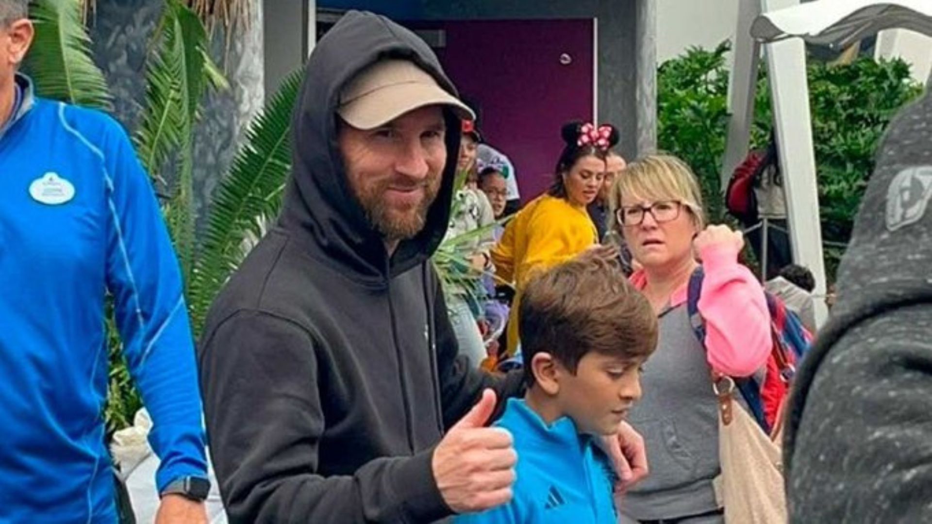 El astro del futbol mundial, Lionel Messi, paseando junto a uno de sus hijos en el parque de Disney World Resort en Orlando, Florida. (Foto Prensa Libre: Captura de pantalla) 