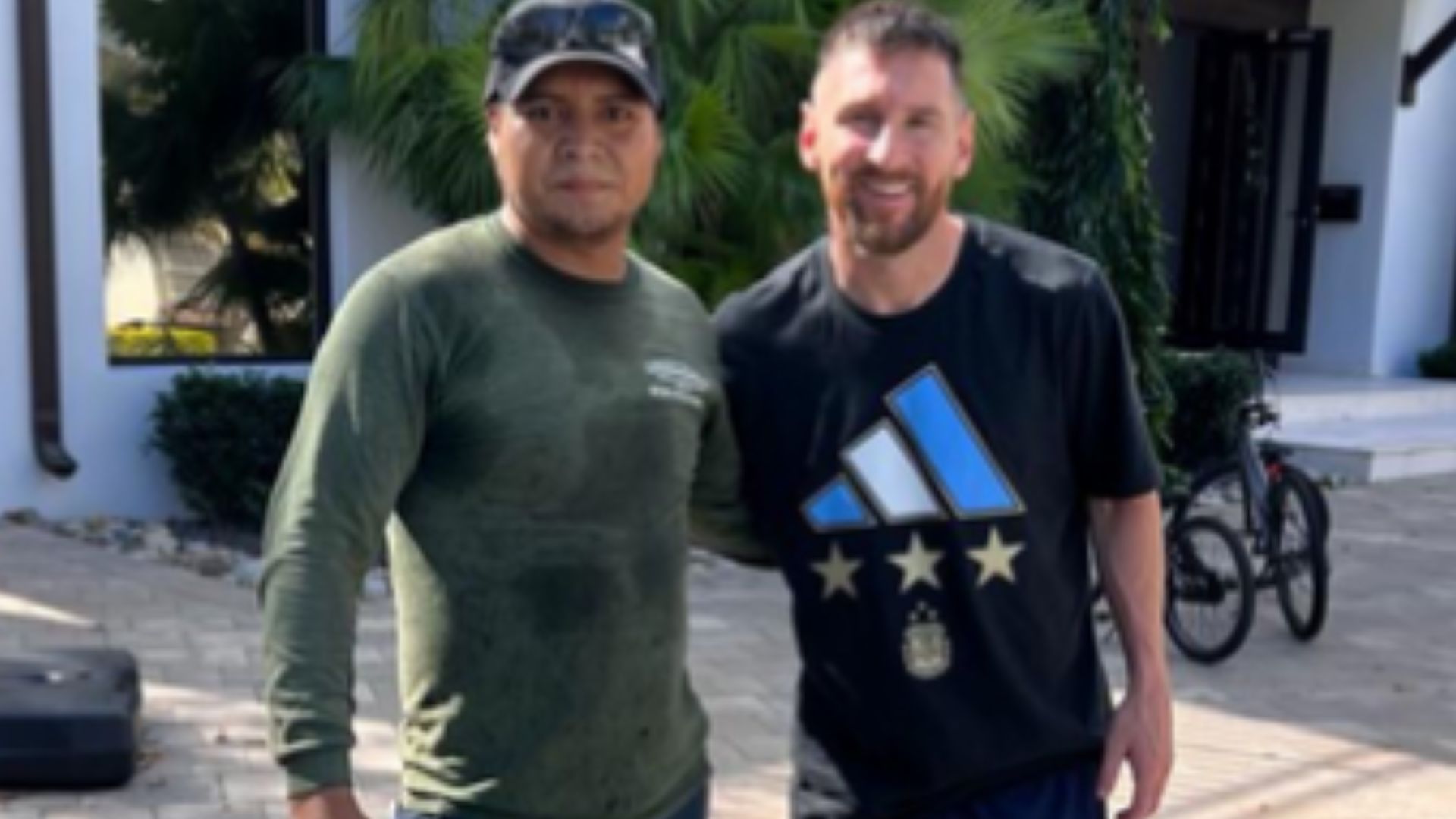 El guatemalteco Luis Hilario Chan, originario de Quetzaltenango, pero residente en Estados Unidos, pudo conocer a Lionel Messi. (Foto Prensa Libre: Captura de Pantalla)