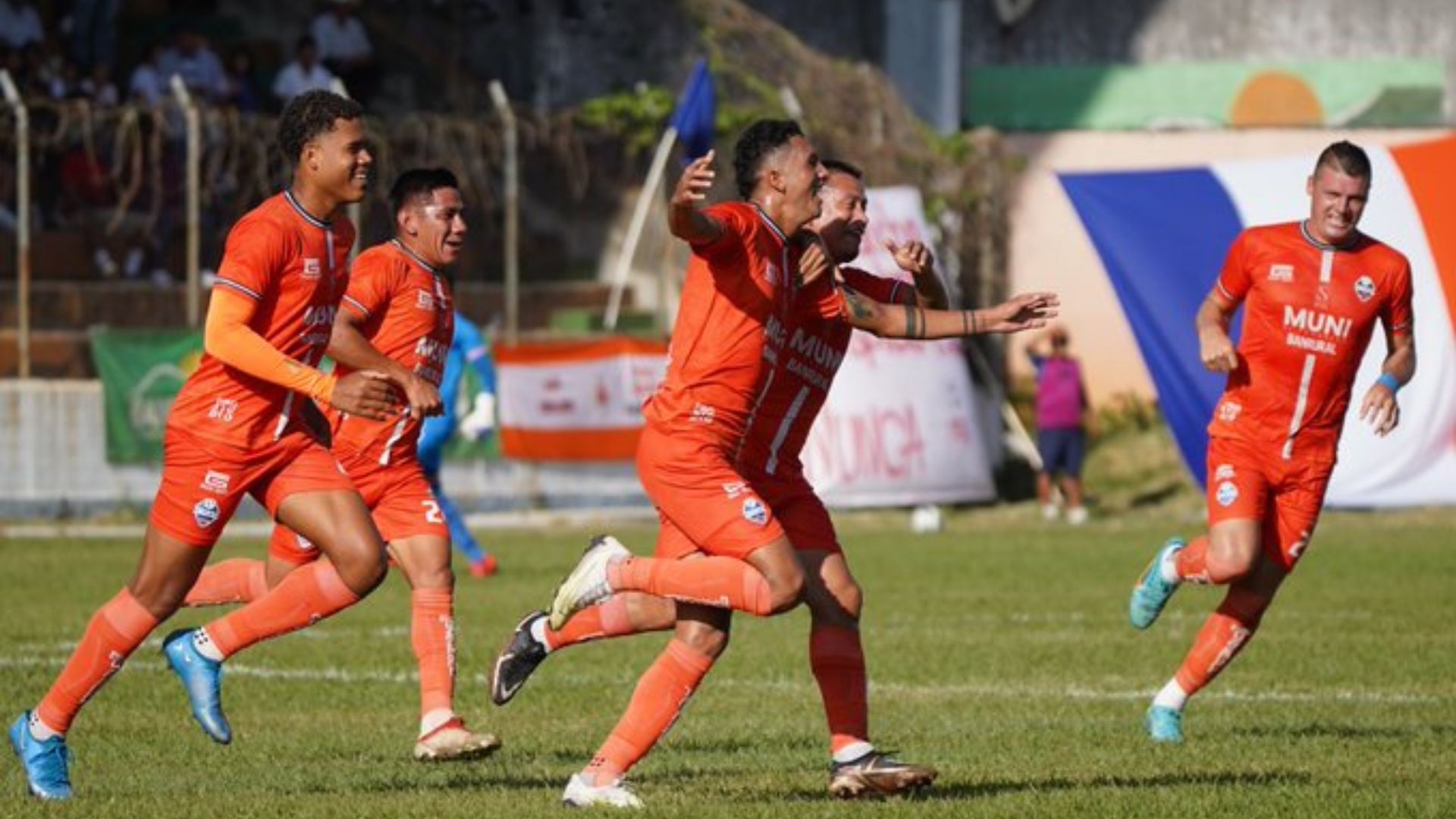 Los jugadores de Achuapa festejan uno de sus dos goles a Comunicaciones. (Foto Prensa Libre: Andrés ADF)