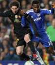 El ex jugador del Chelsea, Jon Obi Mikel se enfrenta a Lionel Messi, ex del Barcelona en la Champions League 2011/12. (Foto Prensa Libre: @LeoGoatNews)