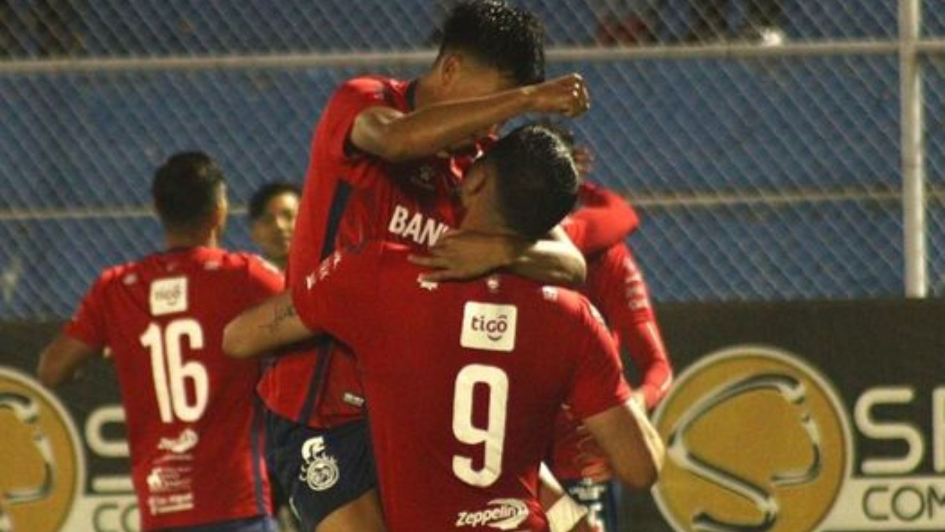Los futbolistas de Xelajú celebran todos juntos el único gol del partido ante Zacapa. (Foto Prensa Libre: Xelajú-Facebook)