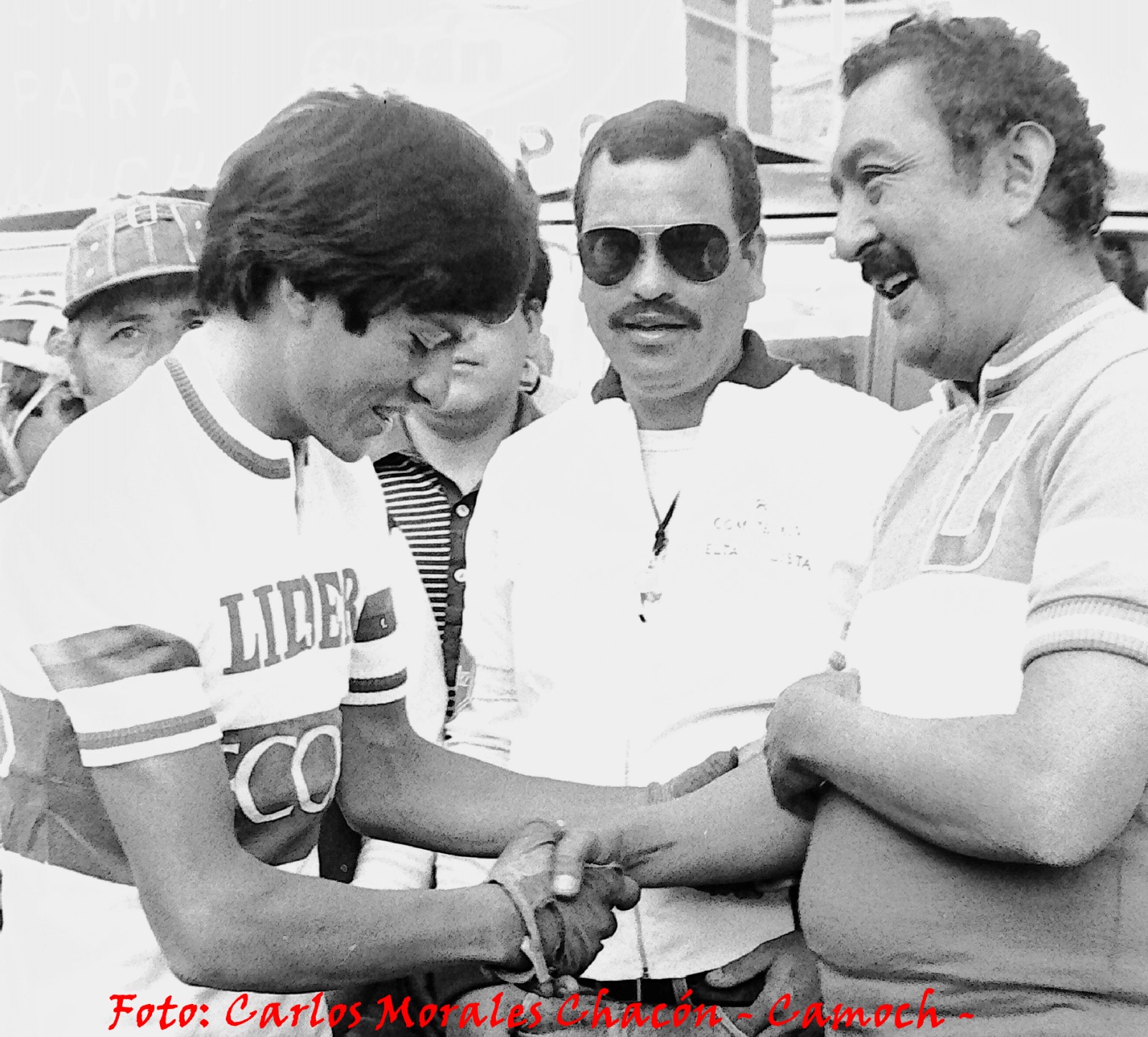 El Negro, Carlos Girón Mendoza, saluda al campeón colombiano Rafael Tolosa, campeón en 1982.