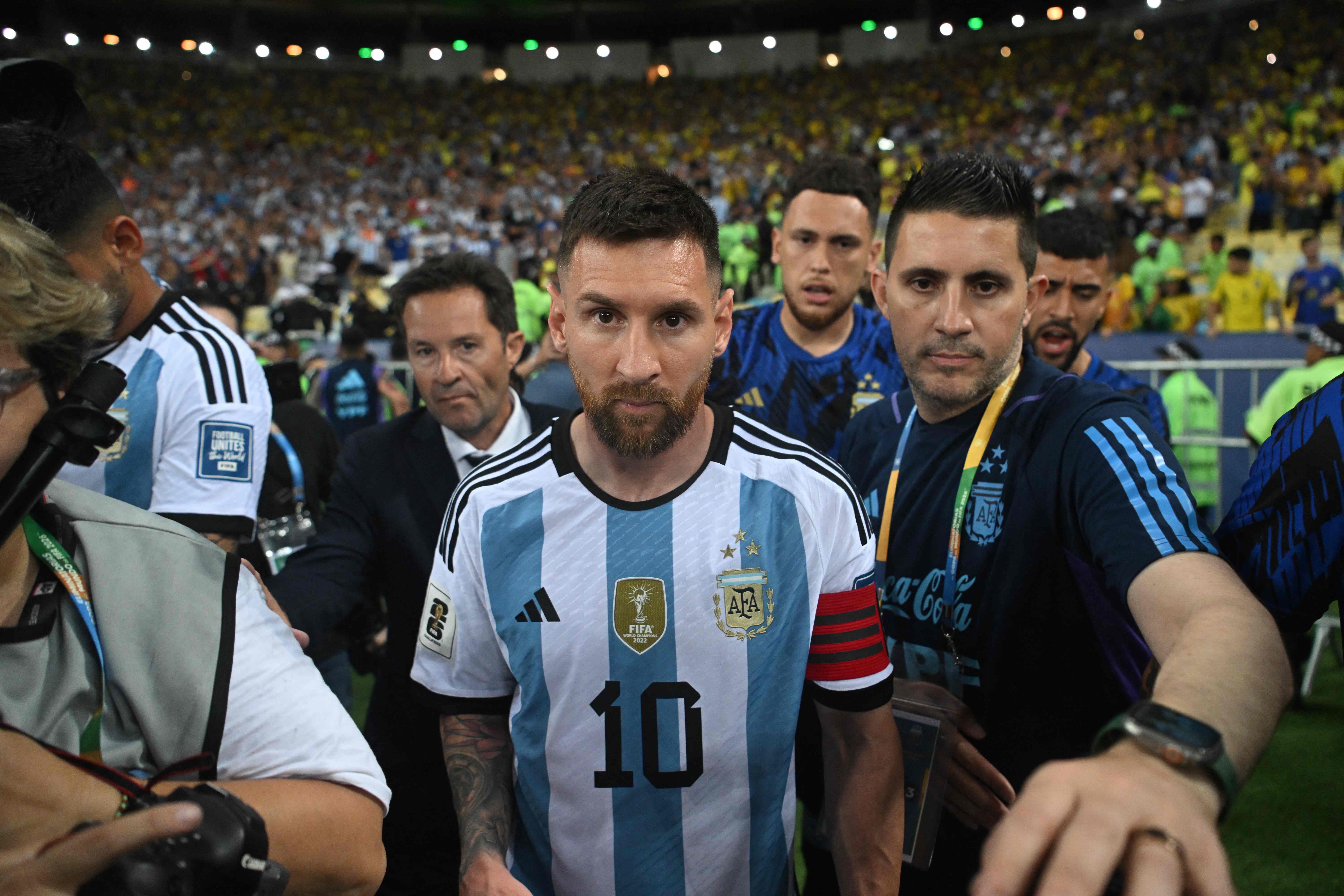 Lionel Messi en el momento que se retira del campo del Maracaná, debido a los incidentes. (Foto Prensa Libre: AFP).