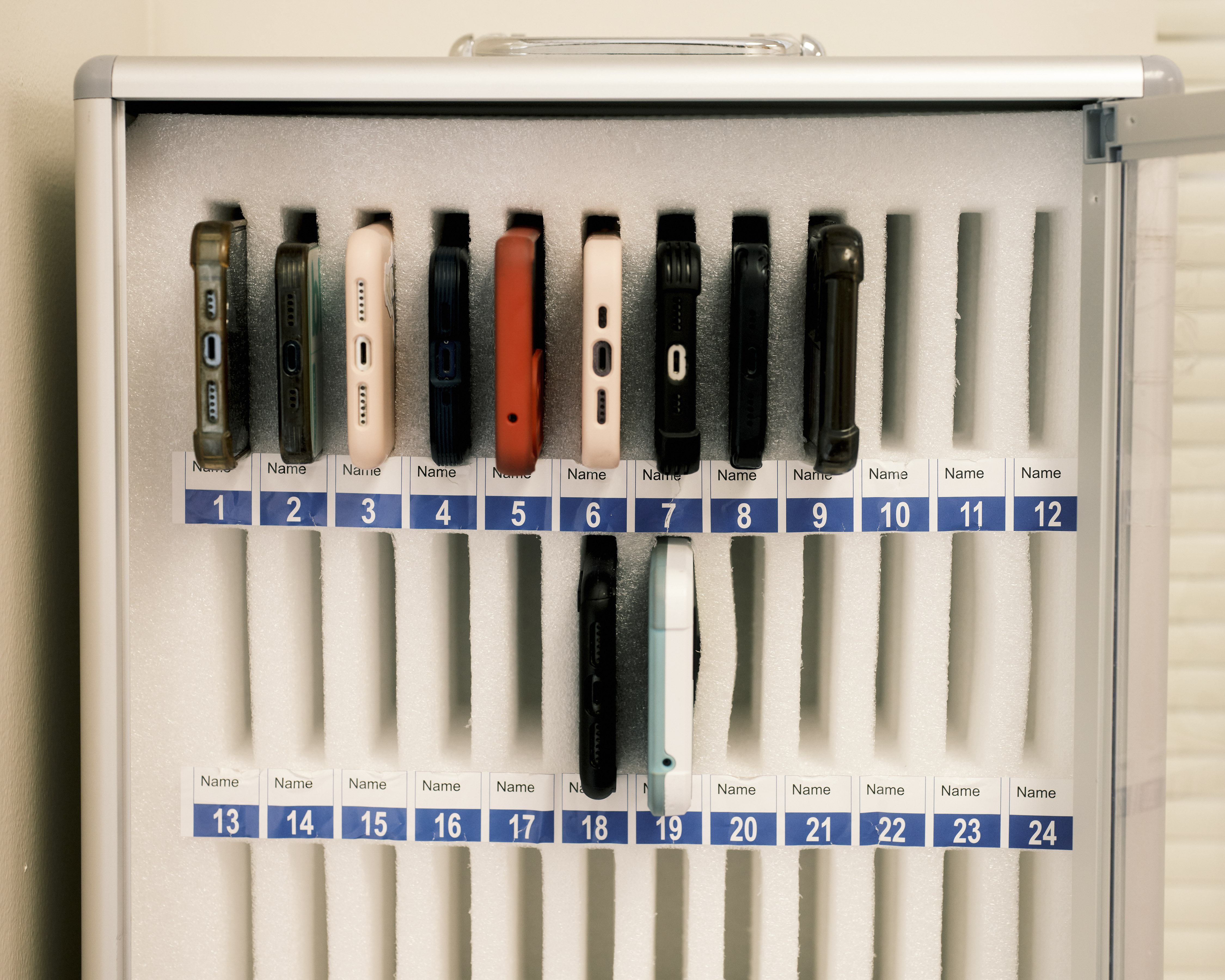 Los teléfonos confiscados a los estudiantes se guardan en una caja fuerte especializada en el bachillerato Timber Creek en Orlando, Florida. (Foto Prensa Libre: Zack Wittman/The New York Times)