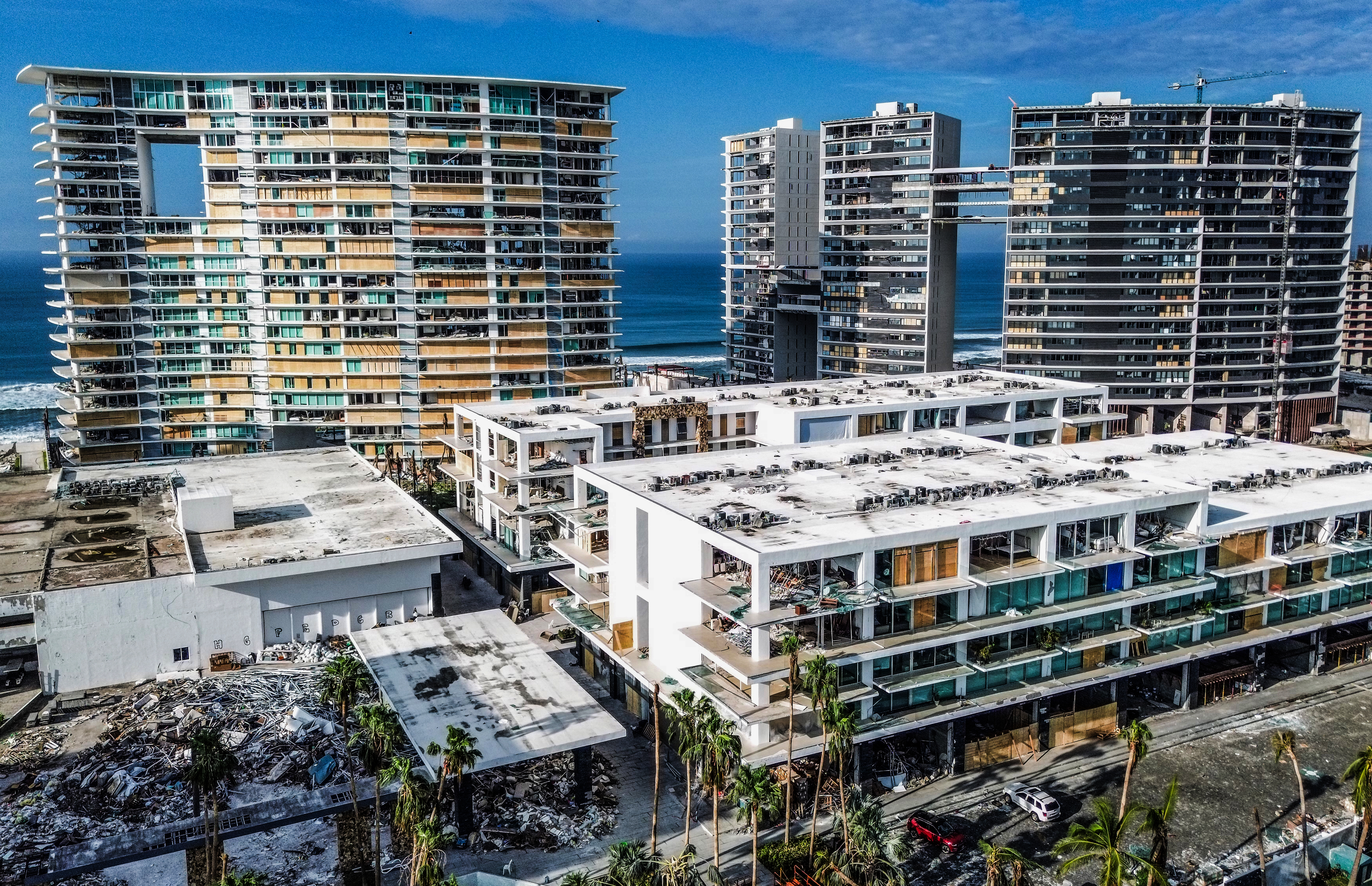 El huracán Otis devastó gran parte del sector hotelero en Acapulco, Guerrero, México. (Foto Prensa Libre: EFE)