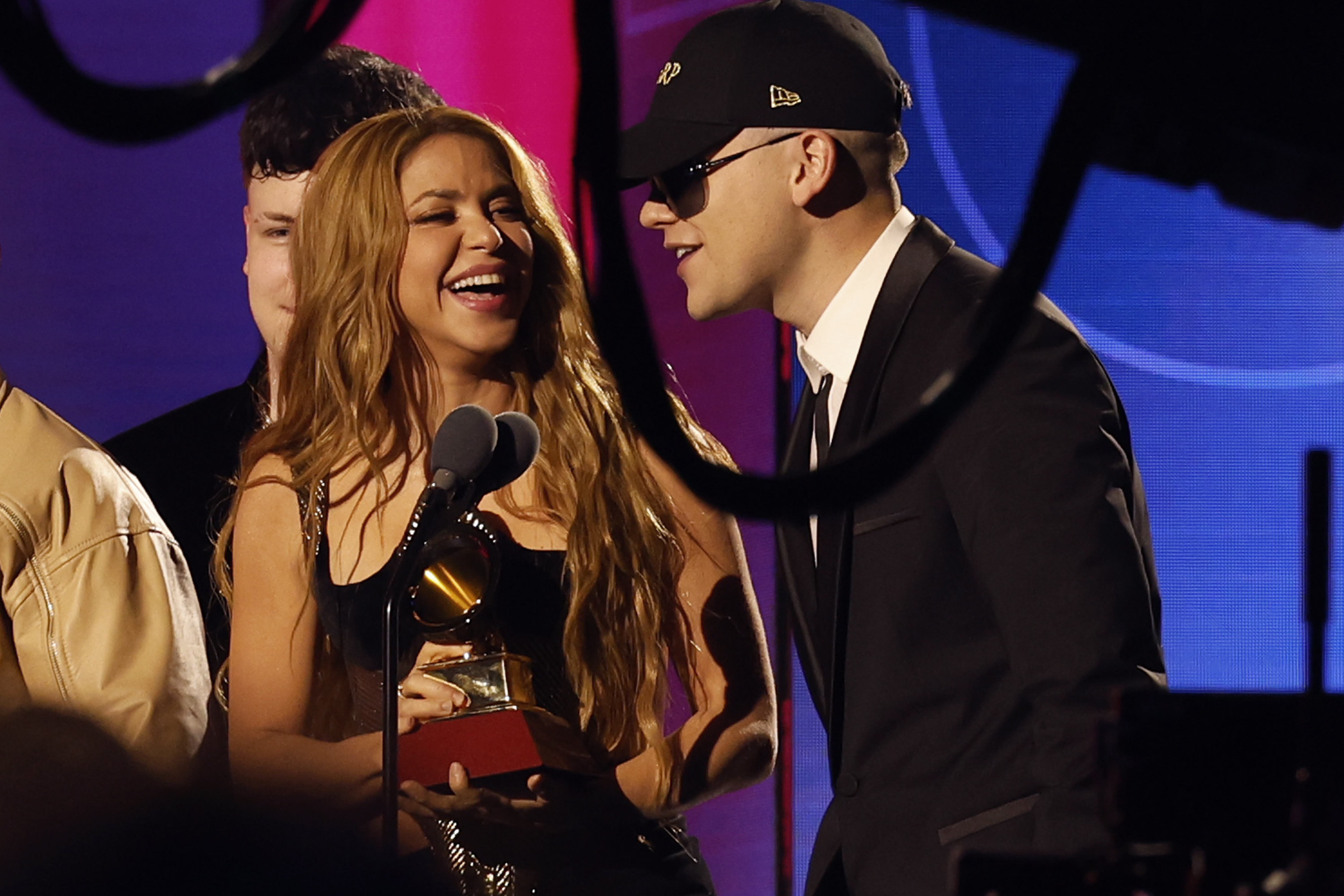 Shakira dedica su Latin Grammy al público español por su apoyo "en los tiempos difíciles"