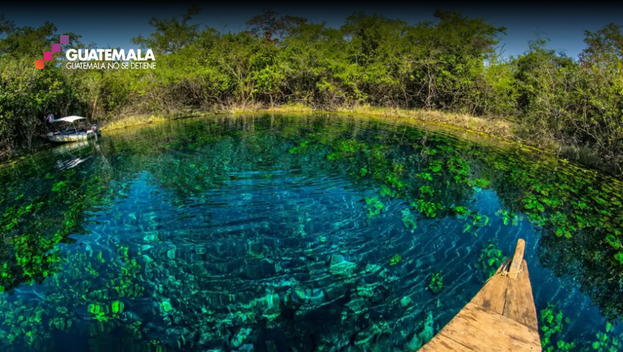 Sitios turísticos como Cráter Azul en Petén deben contar con instalaciones aptas para recibir a los turistas y darles una experiencia inolvidable en todo aspecto. (Foto Prensa Libre: Hemeroteca)