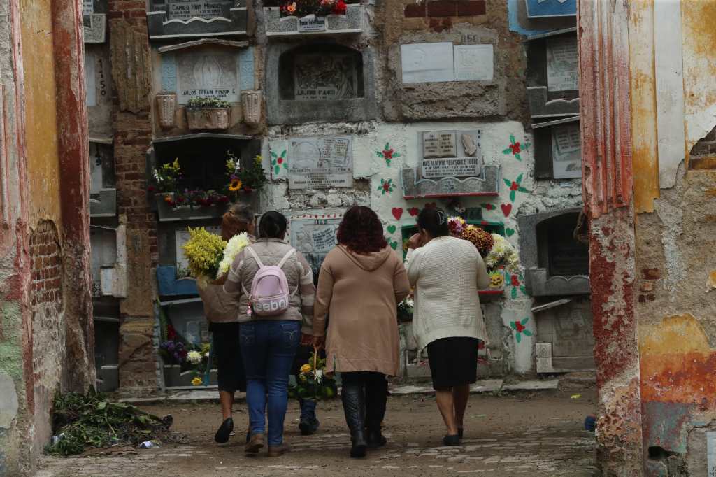 Guatemaltecos visitan a sus difuntos