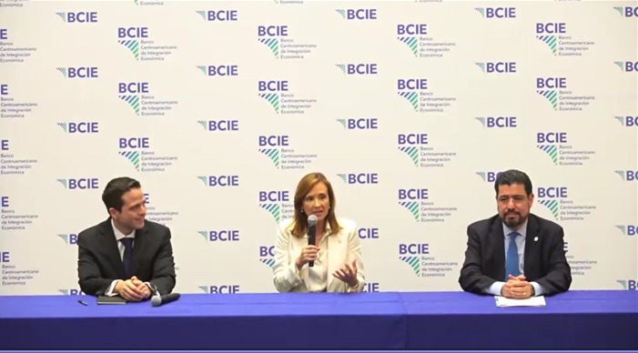 La costarricense Gisela Sánchez -al centro- fue elegida este viernes como la primera mujer presidenta en la historia del Banco Centroamericano de Integración Económica (BCIE). (Foto Prensa Libre: Cortesía) 