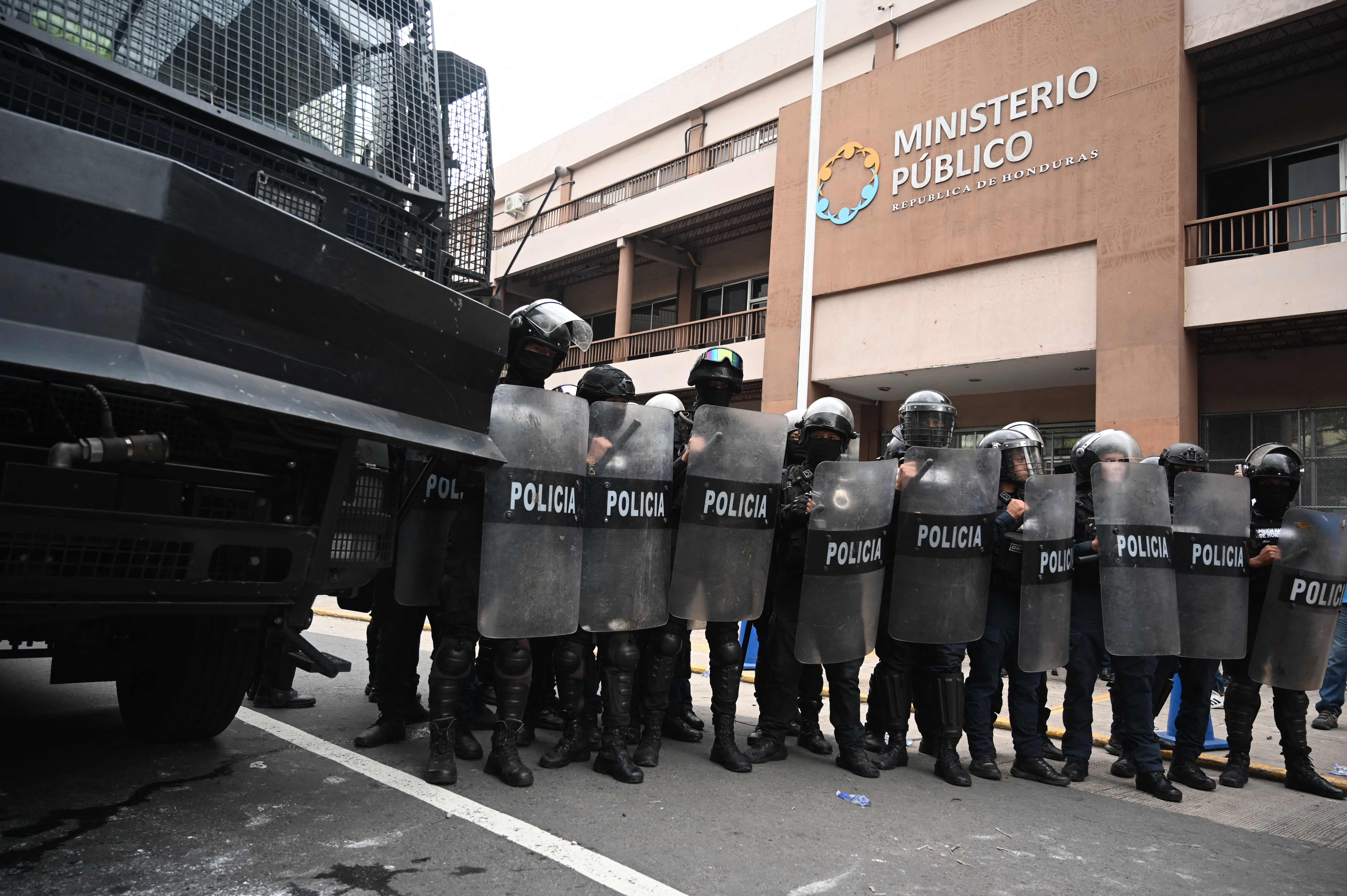 Agentes de la policía hondureña resguardan la sede del Ministerio Público ante la llegada de manifestantes. El 1 de noviembre el Congreso nombró a fiscales generales interinos en medio de rechazo. (Foto Prensa Libre: AFP.)