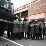 Agentes de la policía hondureña resguardan la sede del Ministerio Público ante la llegada de manifestantes. El 1 de noviembre el Congreso nombró a fiscales generales interinos en medio de rechazo. (Foto Prensa Libre: AFP.)