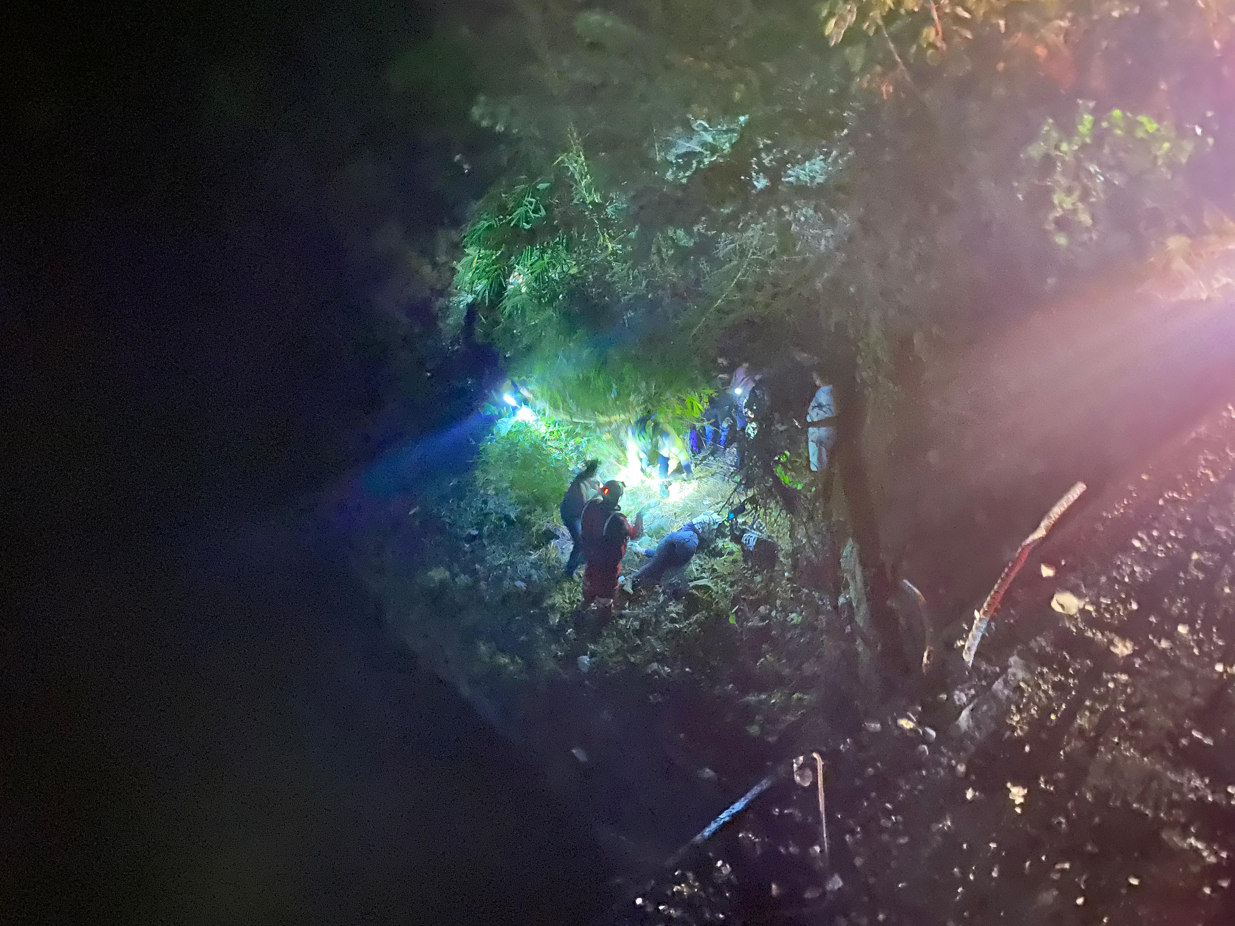 Un camión y dos motocicletas cayeron al río Ocosito, en Retalhuleu, luego de haber colisionado. (Foto Prensa Libre: Vitoria Ruiz) 

