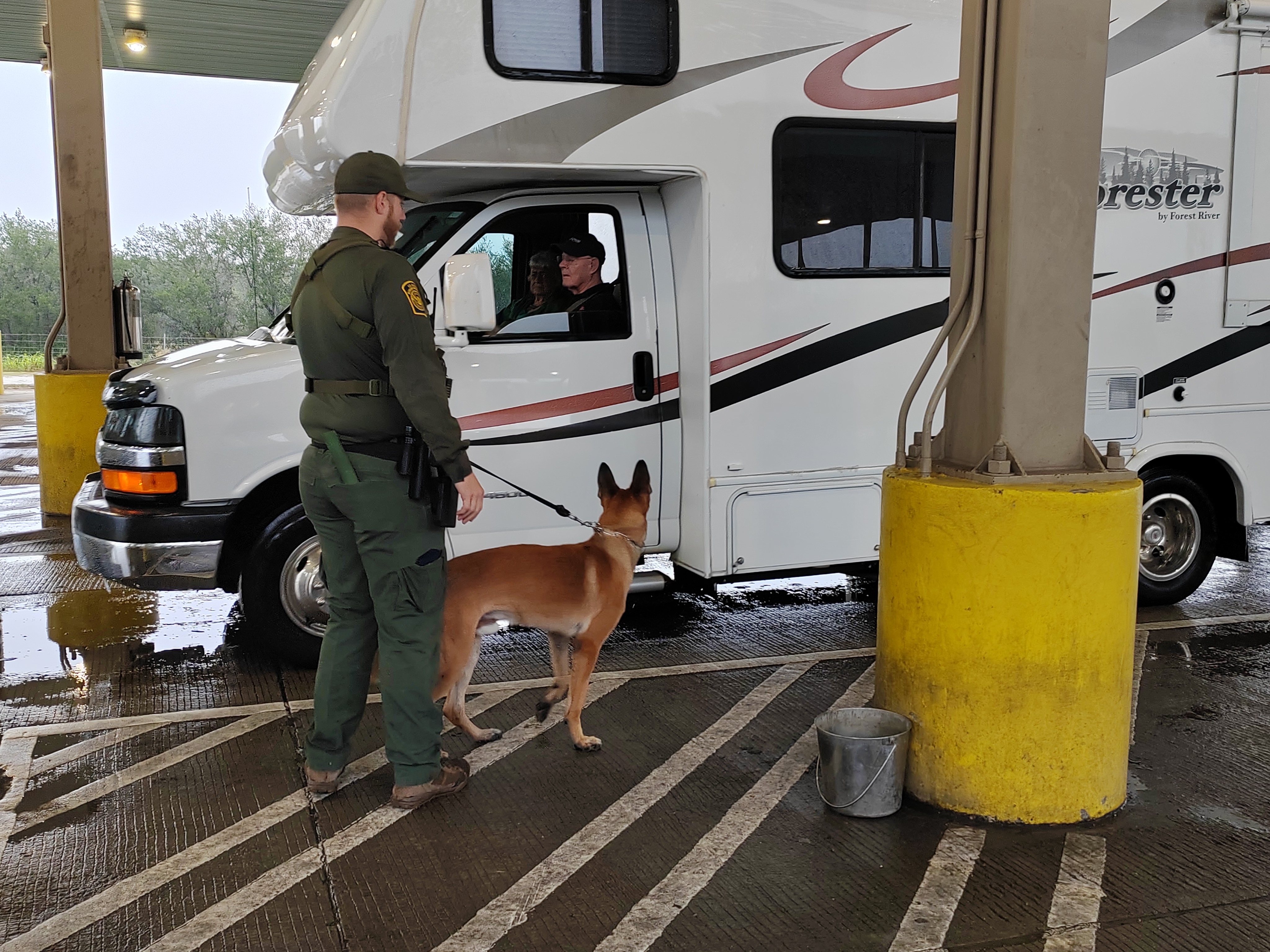 Un oficial de la CBP y un perro entrenado, en un puesto de control en Falfurrias, Texas, uno de los que tiene mejores protocolos para la detección de ilícitos en la frontera sur de EE. UU. (Foto Prensa Libre: Sergio Morales)