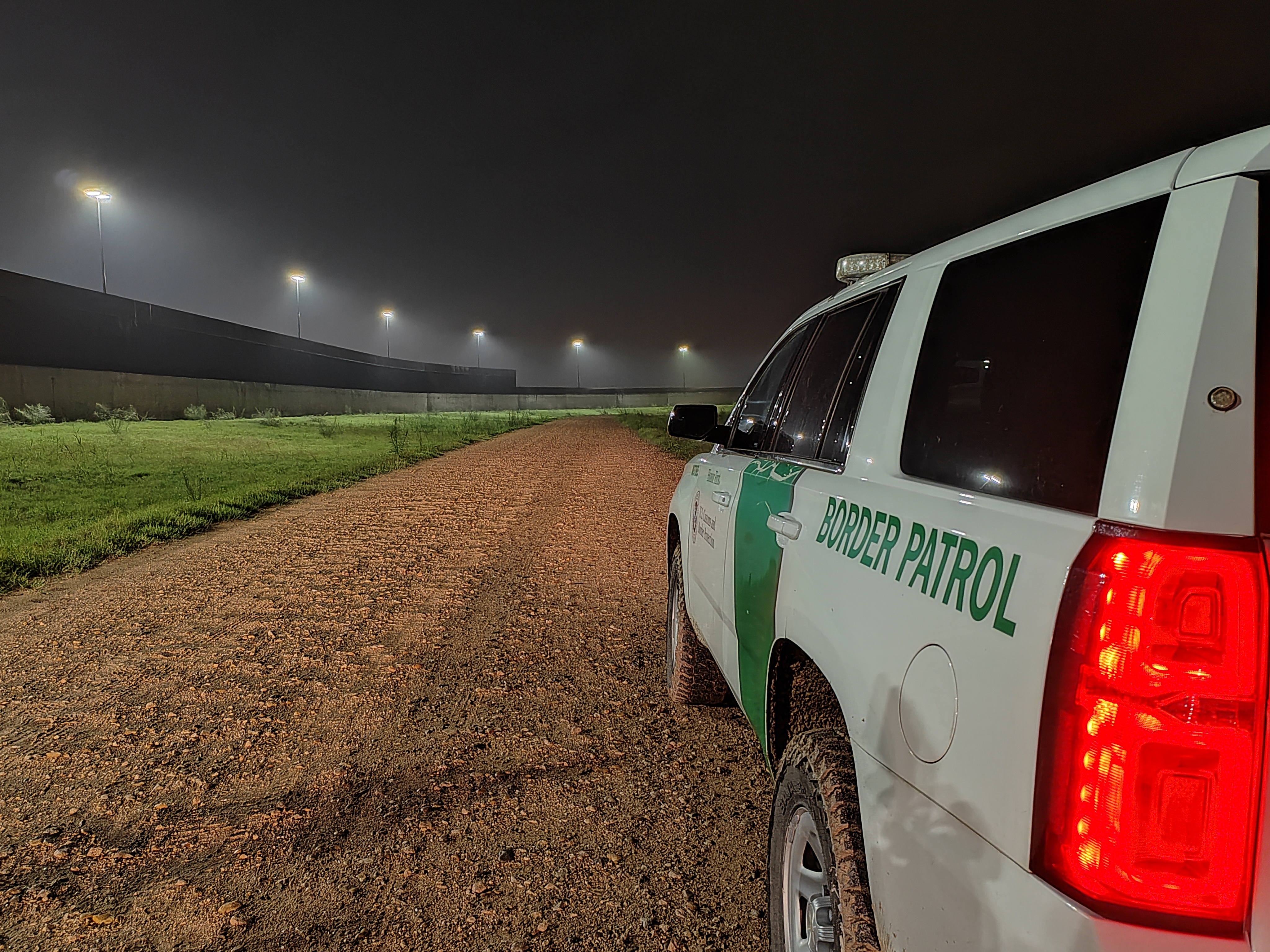 Una patrulla de la Border Patrol vigila la zona de Granjeno, Texas, al fondo el muro del cual el Gobierno de Joe Biden construirá 323 kilómetros más. (Foto Prensa Libre: Sergio Morales)