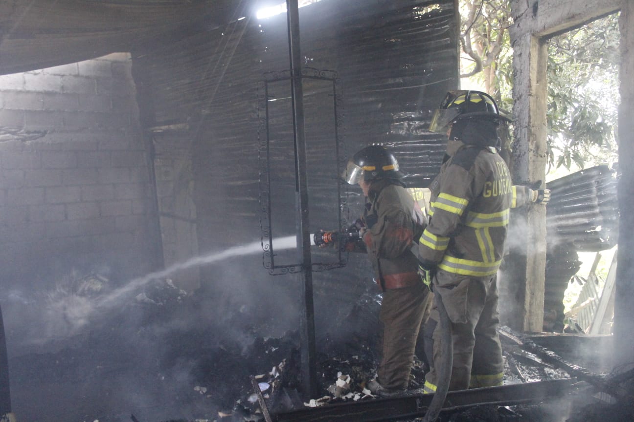 Socorristas sofocan un incendio en la zona 5 de Villa Nueva. (Foto Prensa Libre: Bomberos Voluntarios)