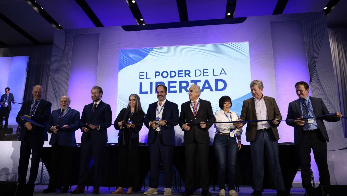 El presidente de la Sociedad Interamericana de Prensa (SIP), Michael Greenspon, y representantes de varios medios de comunicación inauguran la 79 Asamblea General Anual en Ciudad de México. (Foto Prensa Libre: EFE)