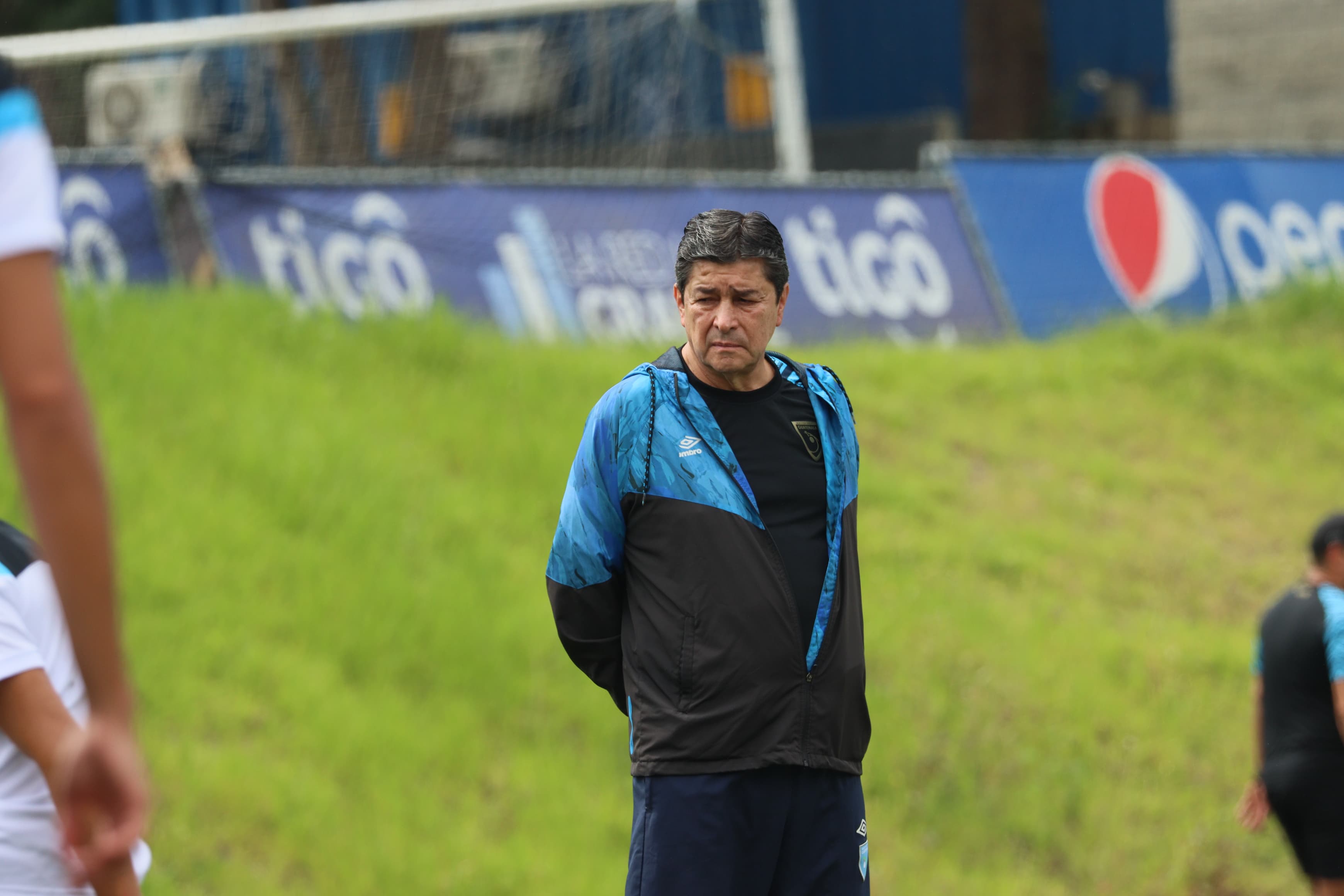 El técnico mexicano observa una práctica de la Selección de Guatemala. Foto Prensa Libre (FEDEFUT)