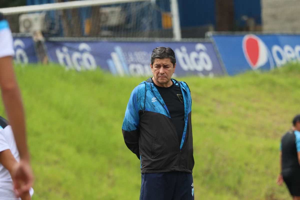 El técnico mexicano observa una práctica de la Selección de Guatemala. Foto Prensa Libre (FEDEFUT)