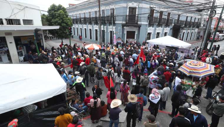 En varios puntos de la zona 1 es complicado el tránsito por manifestaciones y cierres vehiculares. (Foto Prensa Libre: Esbin GarcÃa)