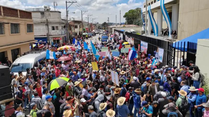 El 2 de octubre de 2023 iniciaron manifestaciones en la capital, donde manifestantes piden la renuncia de algunos funcionarios. (Foto Prensa Libre: María Reneé Barrientos)  