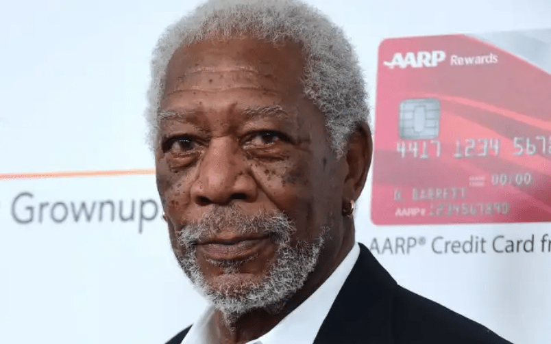 La historia detrás de los aretes de Morgan Freeman
