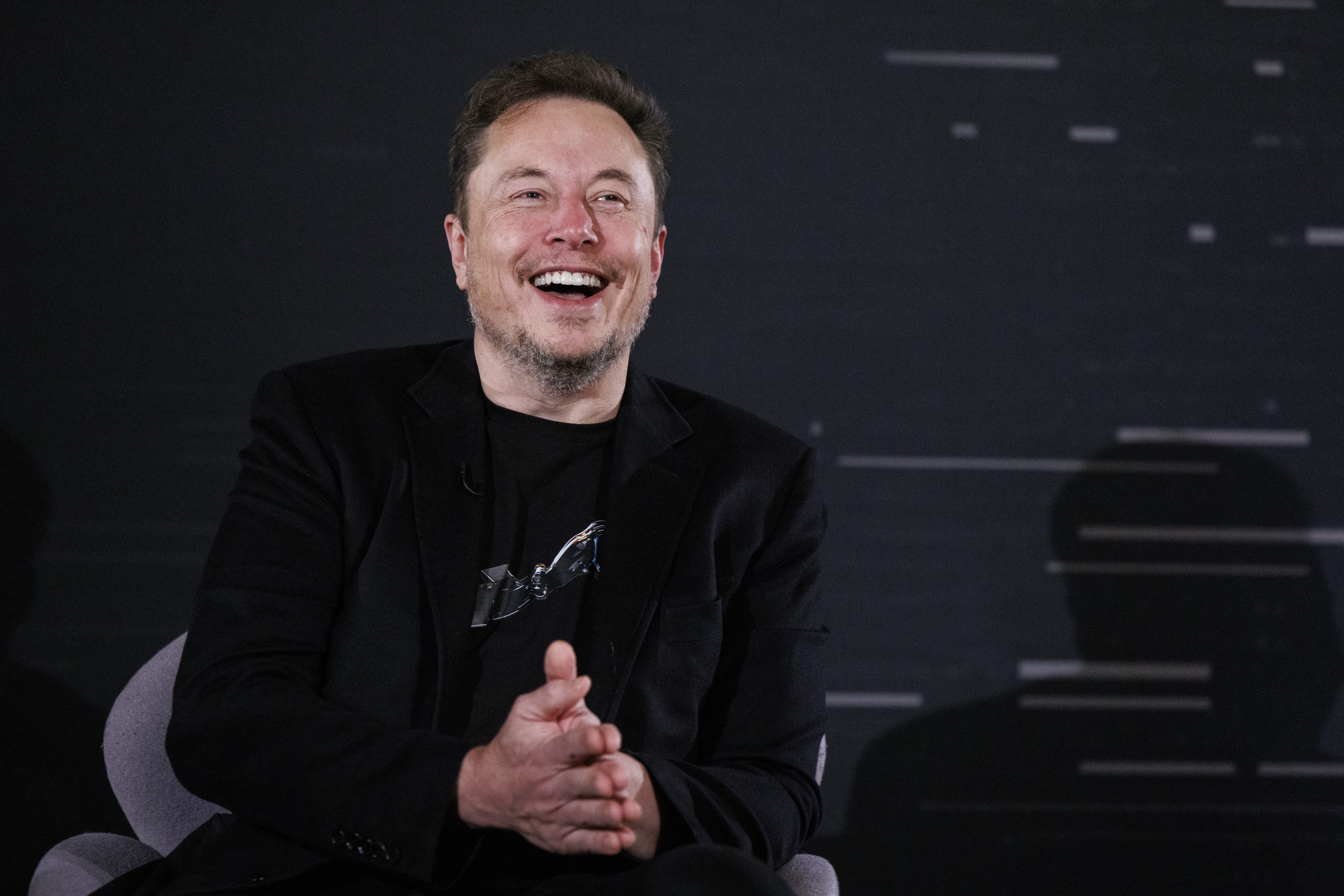 Elon Musk reveló detalles el sábado de su nueva herramienta de inteligencia artificial (IA) llamada "Grok", (Foto Prensa Libre: EFE/EPA/TOLGA AKMEN / POOL)
