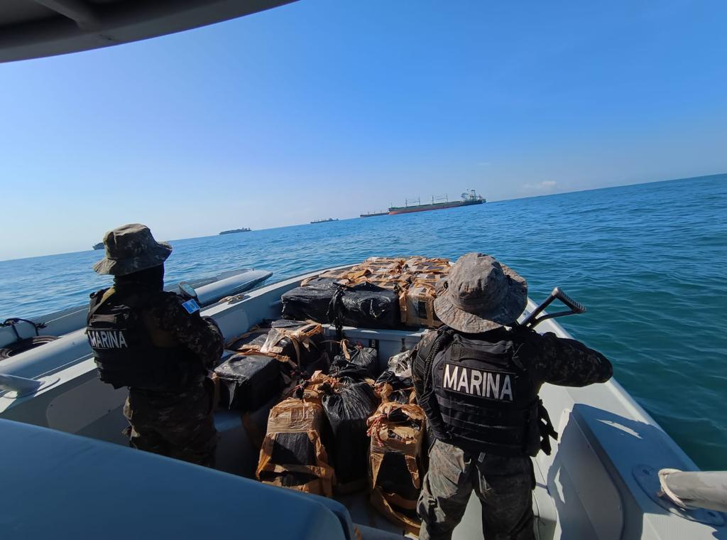 El cargamento con presuntos narcóticos hallado en aguas del Pacífico es trasladado por el Ejército de Guatemala hacia tierra. (Foto Prensa Libre: Ejército de Guatemala)