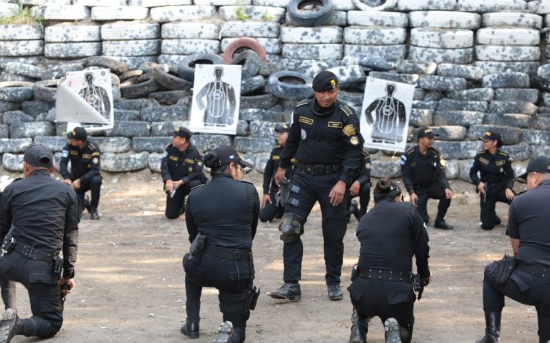 Agentes de PNC practican tiro en uno de los polígonos. (Foto Prensa Libre: Mingob)