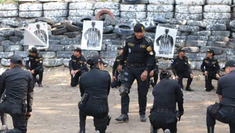 Agentes de PNC practican tiro en uno de los polÃ­gonos. (Foto Prensa Libre: Mingob)