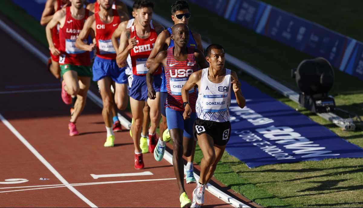 Alberto González alcanzó el bronce en los 10 mil metros. Foto Prensa Libre (Marcelo Hernandez/Santiago 2023 via Photosport).)