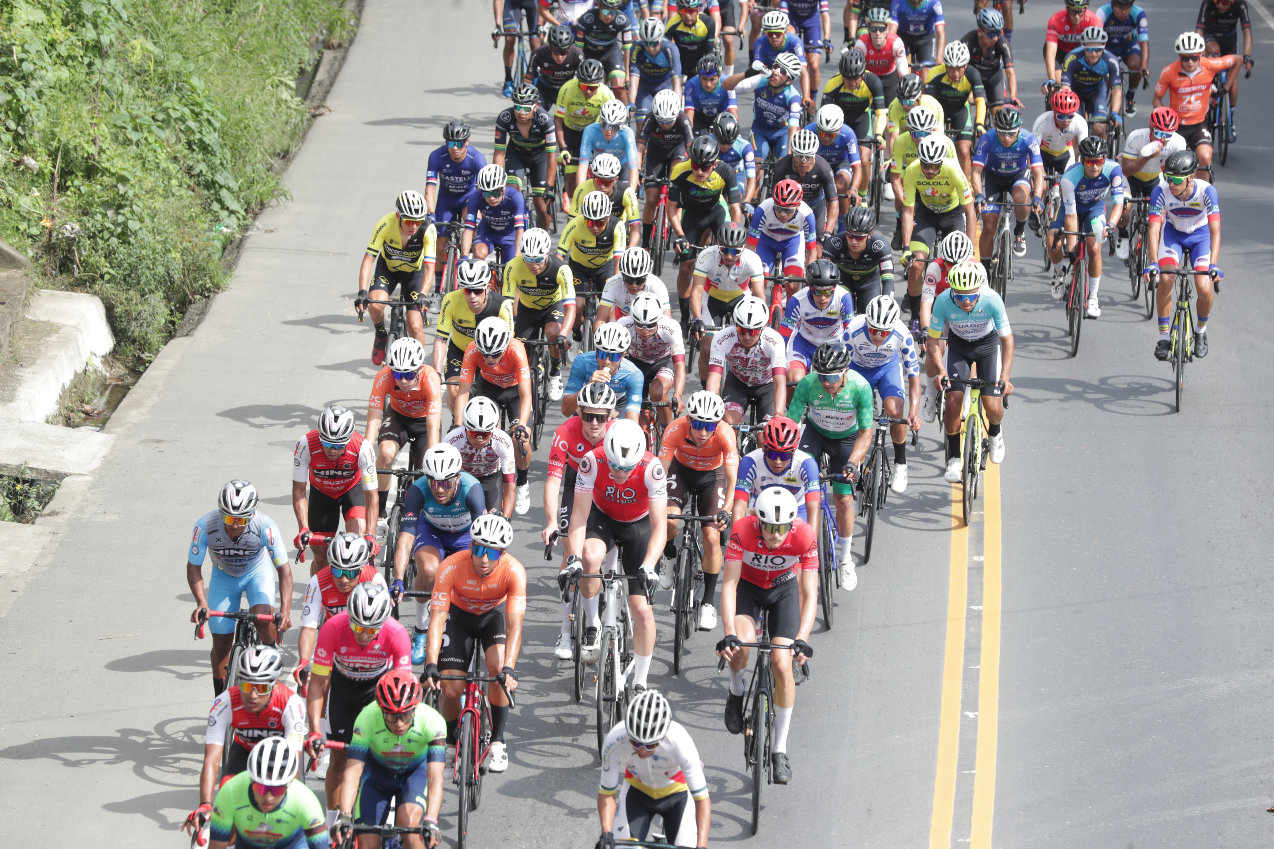 El pelotón de la Vuelta Ciclística 2023 continúa su recorrido en la tercera etapa, en busca de la gloria. Foto Prensa Libre: (Douglas Suruy)