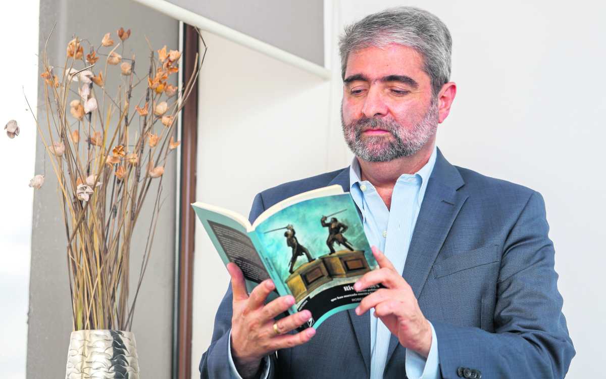  El empresario guatemalteco, Roberto Ardón, concedió una entrevista para hablar de su tercer libro, Rivalidades.(Foto Prensa Libre:  Juan Diego González)