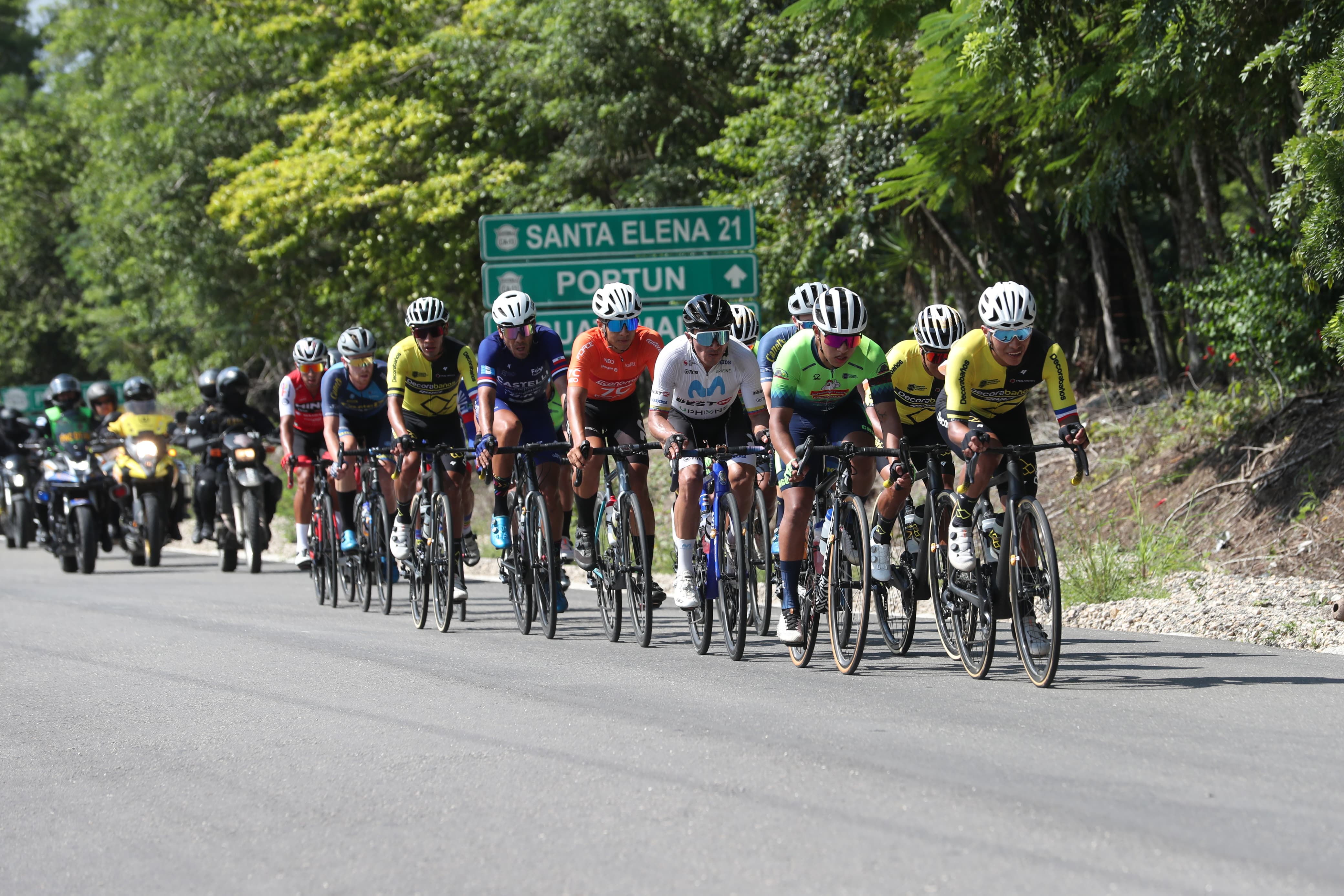 Es la tercera ocasión en la que la Vuelta Ciclística a Guatemala arranca en Petén. (Foto Prensa Libre: Érick Ávila) 