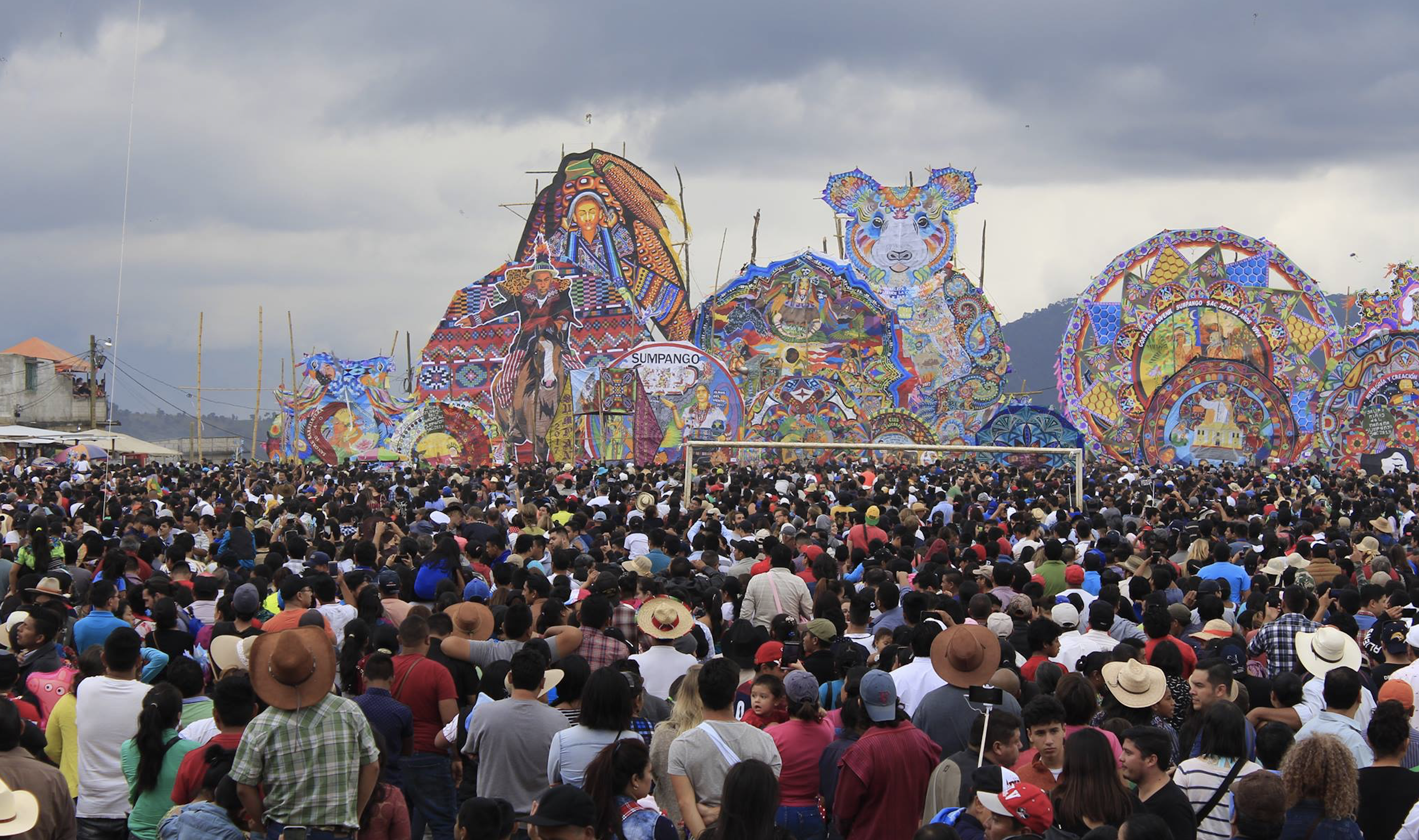 Los organizadores del festival de barriletes gigantes en Sumpango, Sacatepéquez han anunciado este viernes que la actividad de reanudará el próximo 5 de noviembre, luego de que fuera cancelada por las condiciones climáticas. (Foto Prensa Libre: Felipe Rucal)