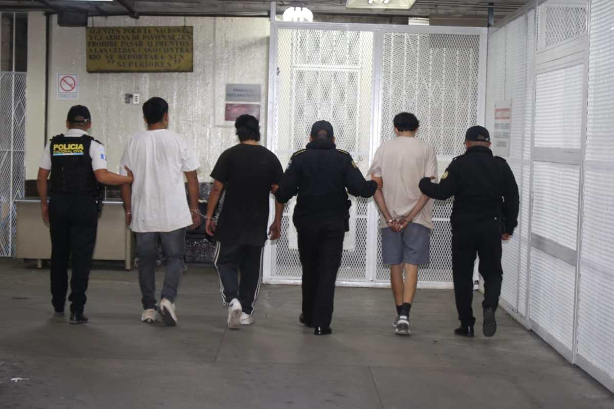 La PNC capturó a cinco hombres señalados de haber saqueado una bodega de zapatos en la zona 1. (Foto Prensa Libre: PNC)