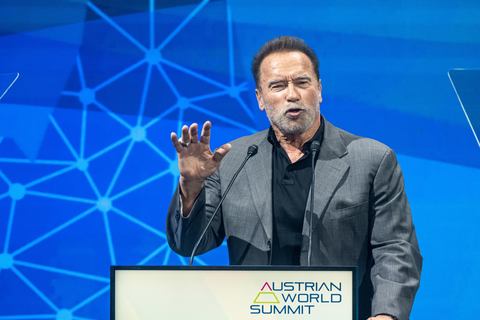 Schwarzenegger evoca su pasado familiar nazi al recibir un premio del museo del holocausto