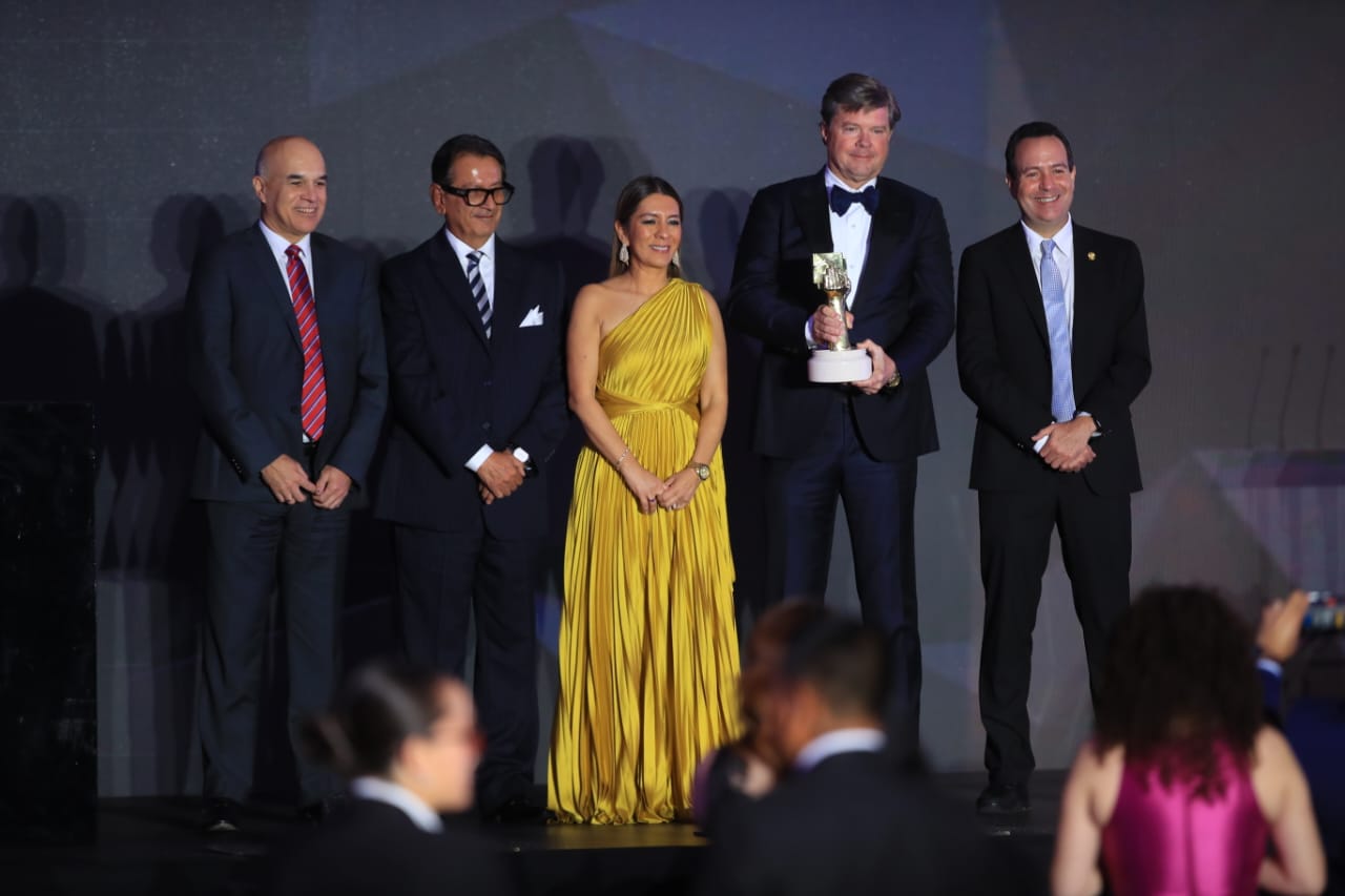 Ejecutivos de SunFresh Farm reciben el premio como Exportadora del 2023 en el Galardón Nacional a la Exportación. (Foto, Prensa Libre: Carlos Hernández).