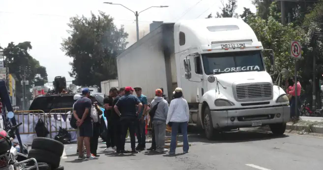 Manifestantes permitieron el paso de transporte pesado en el kilómetro 16.5 de carretera a El Salvador. (Foto Prensa Libre: Erick Ávila).