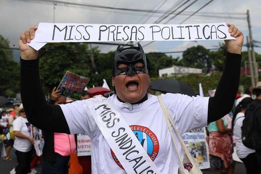 Un centenar de personas han protestado contra el gobierno de Nayib Bukele por la realización de Miss Universo, que busca "lavarse la cara" de las acciones que ha tomado contra la población. (Foto Prensa Libre: EFE).