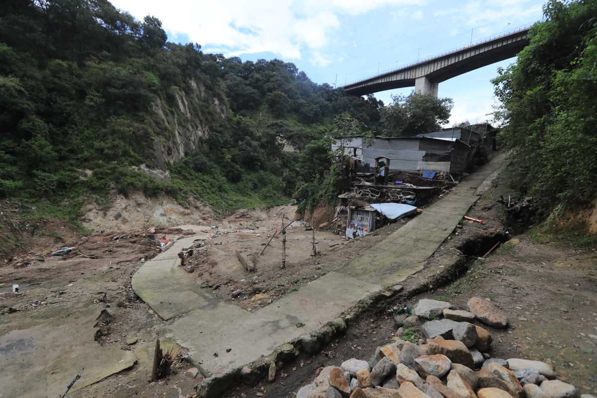 Vista del asentamiento Dios es fiel, bajo el puente el Naranjo, donde el 25 de septiembre una correntada se llevó varias viviendas y dejó al menos 11 muertos. (Foto Prensa Libre: Elmer Vargas)