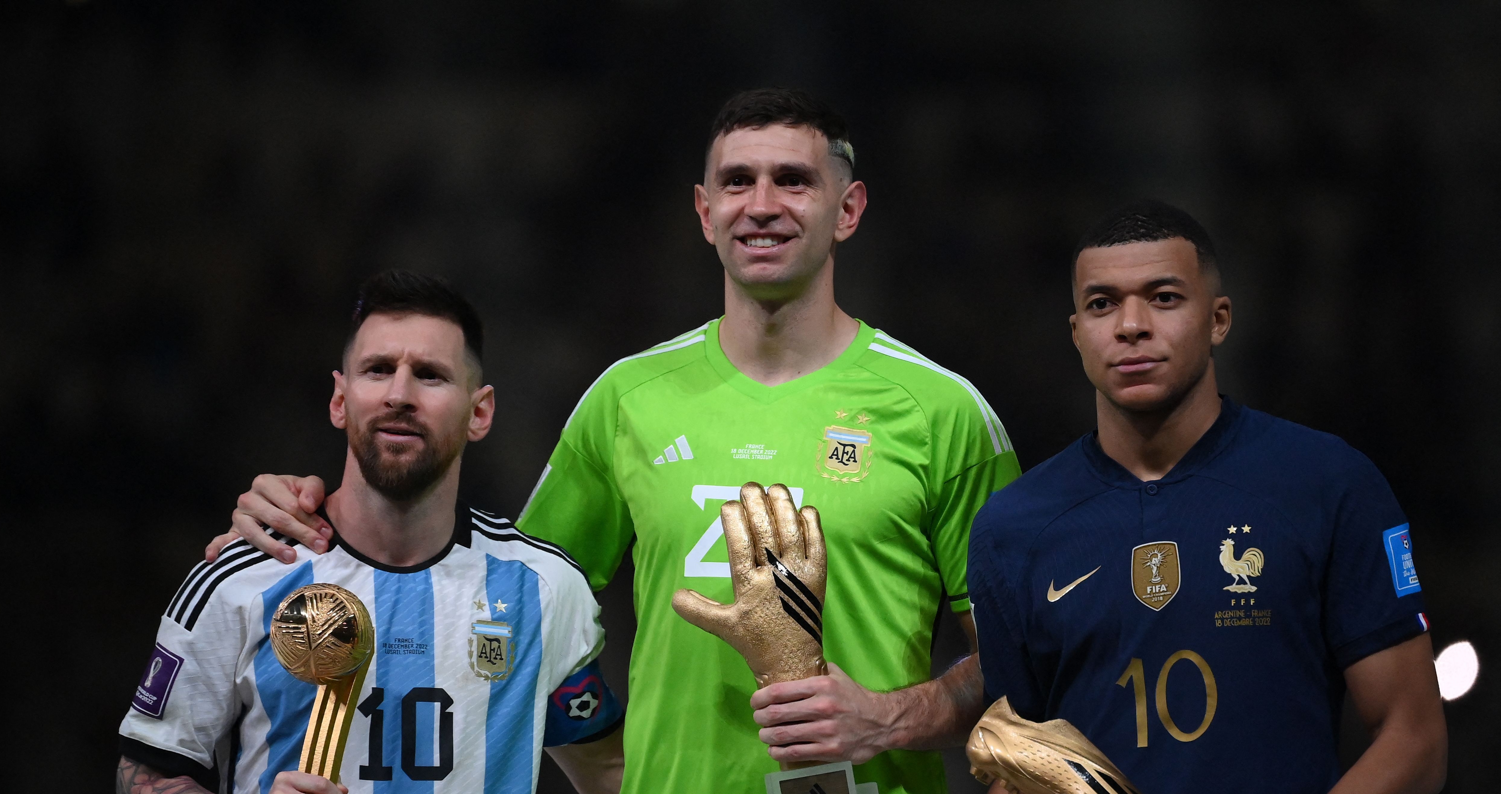 Messi, Martínez y Mbappé compartieron en el podio de premación luegdo de que Argentina venciera a Francia en la final del Mundial de Qatar. (Foto Prensa Libre: AFP)