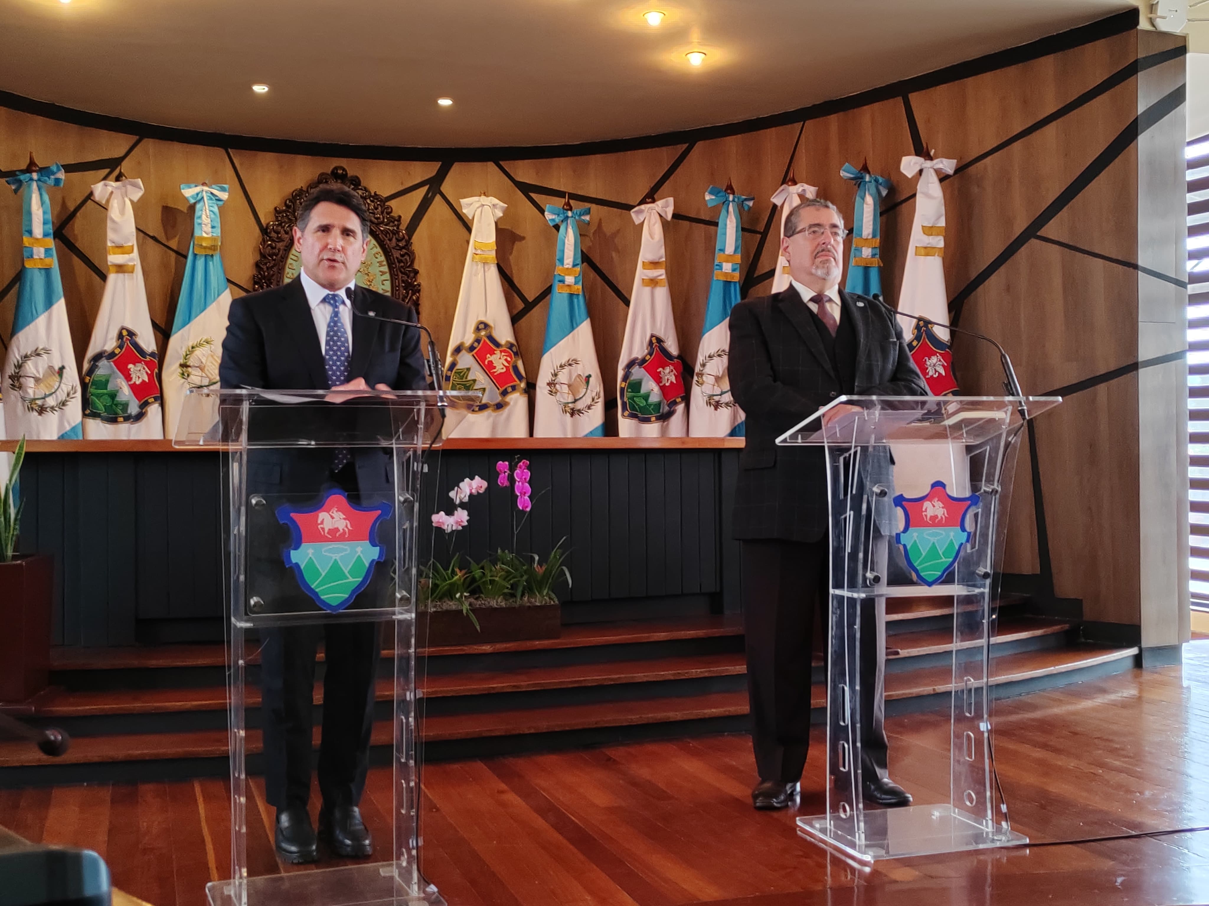 Bernardo Arévalo y Ricardo Quiñonez sostuvieron la primera reunión para colaborar en proyectos. (Foto Prensa Libre: Leslie Sánchez)