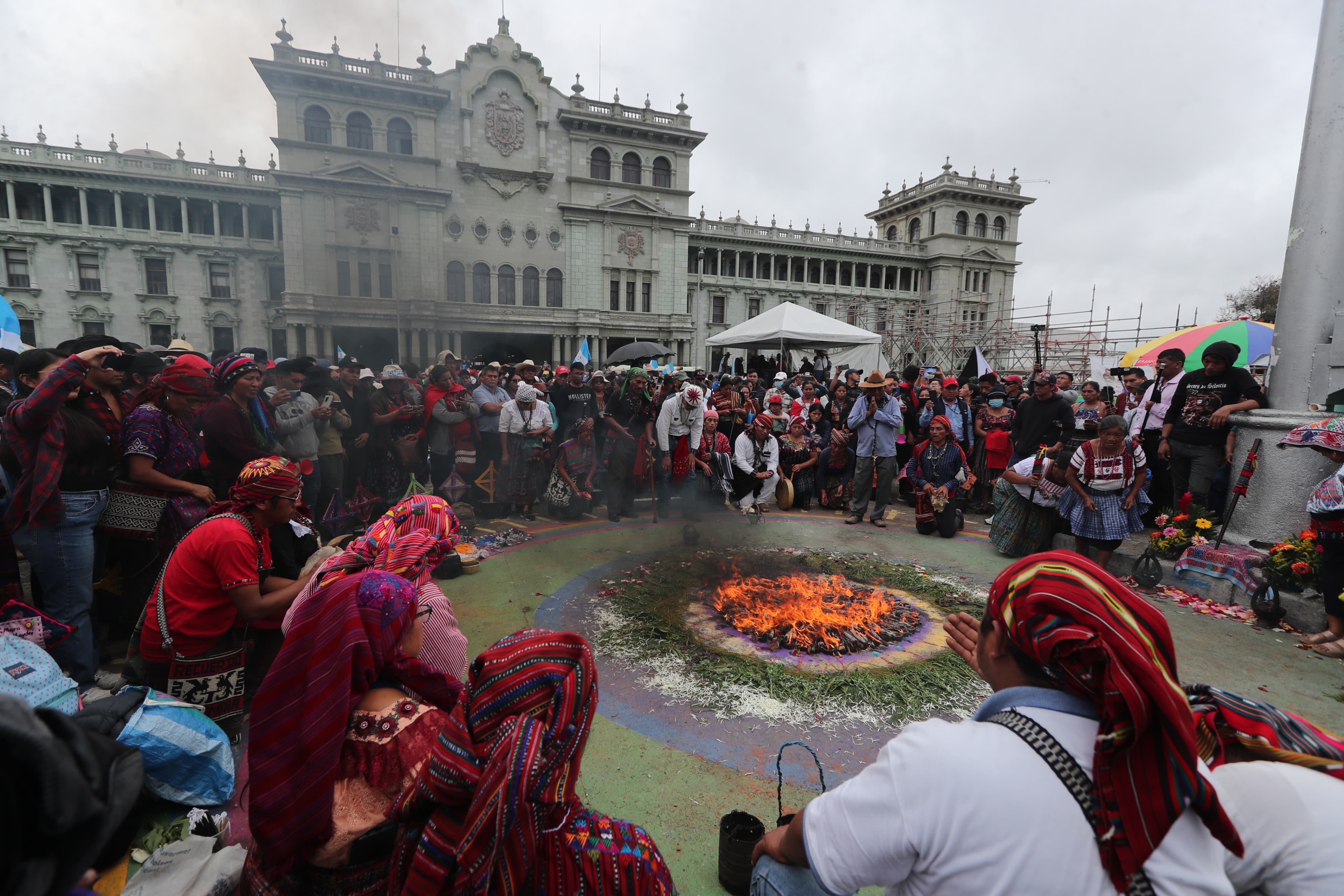 Una ceremonia maya se celebró en Plaza de la Constitución, uno de los puntos donde se concentraron manifestaciones este sábado. (Foto Prensa Libre: Elmer Vargas)