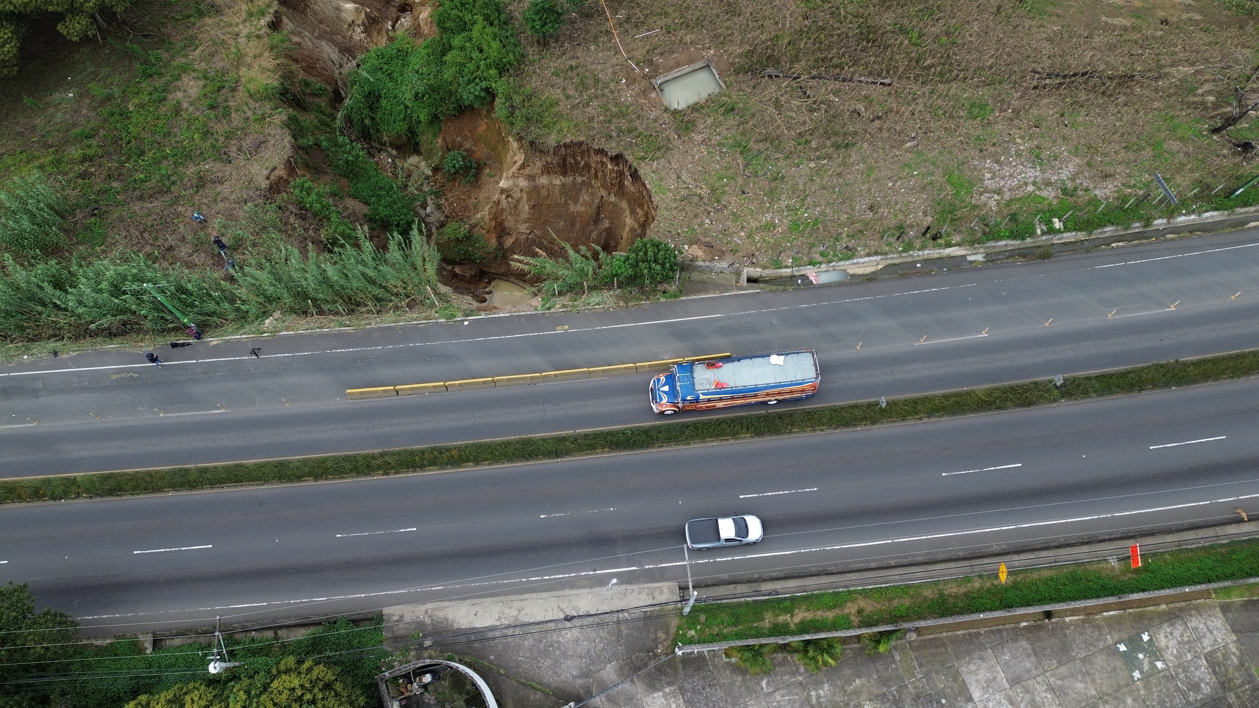 El socavón se ubica en el Km 28 de la ruta a El Salvador. (Foto Prensa Libre: Elmer Vargas)
