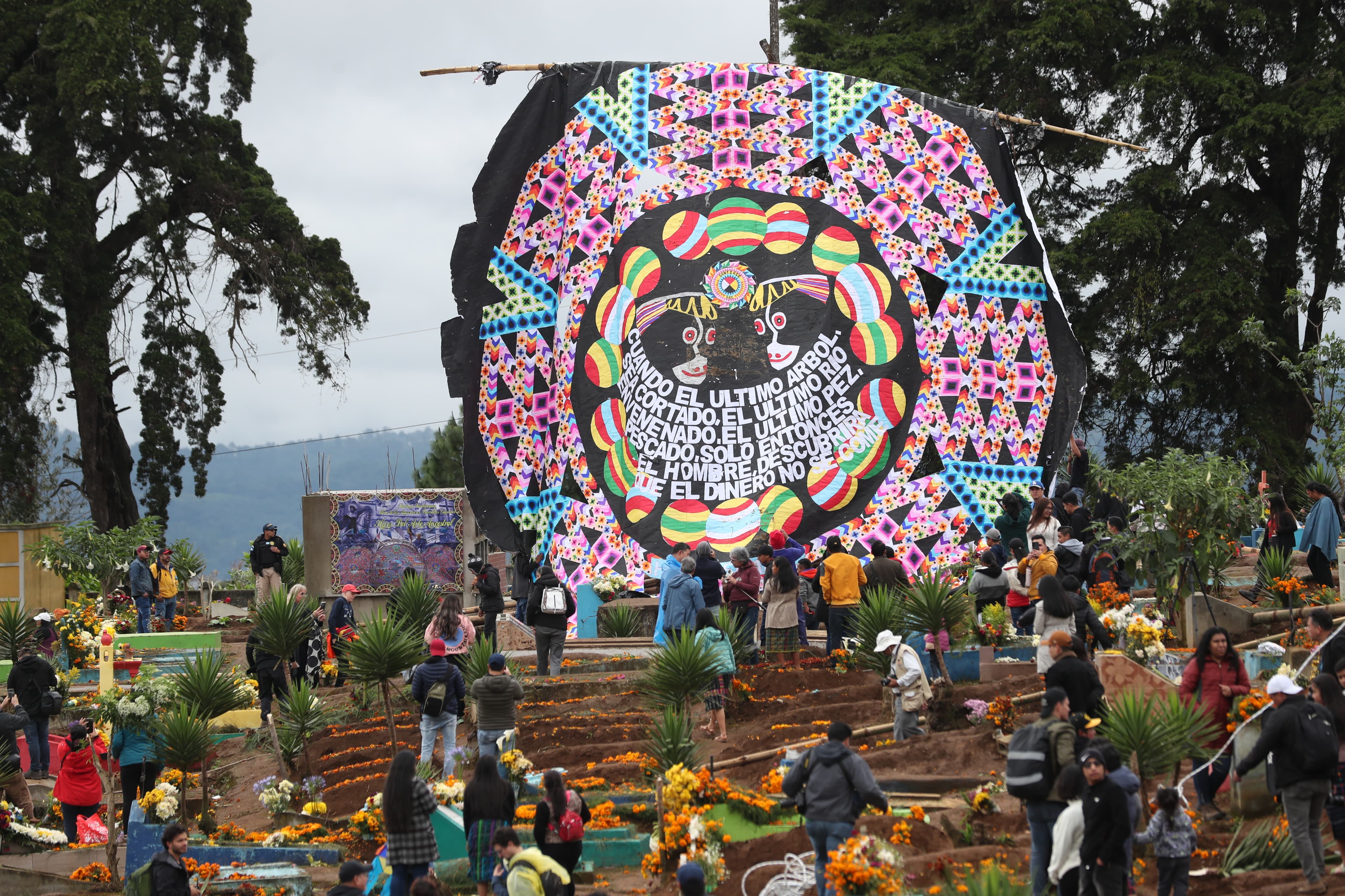 Tradición de 124 años llena de colores el cielo de Santiago Sacatepéquez