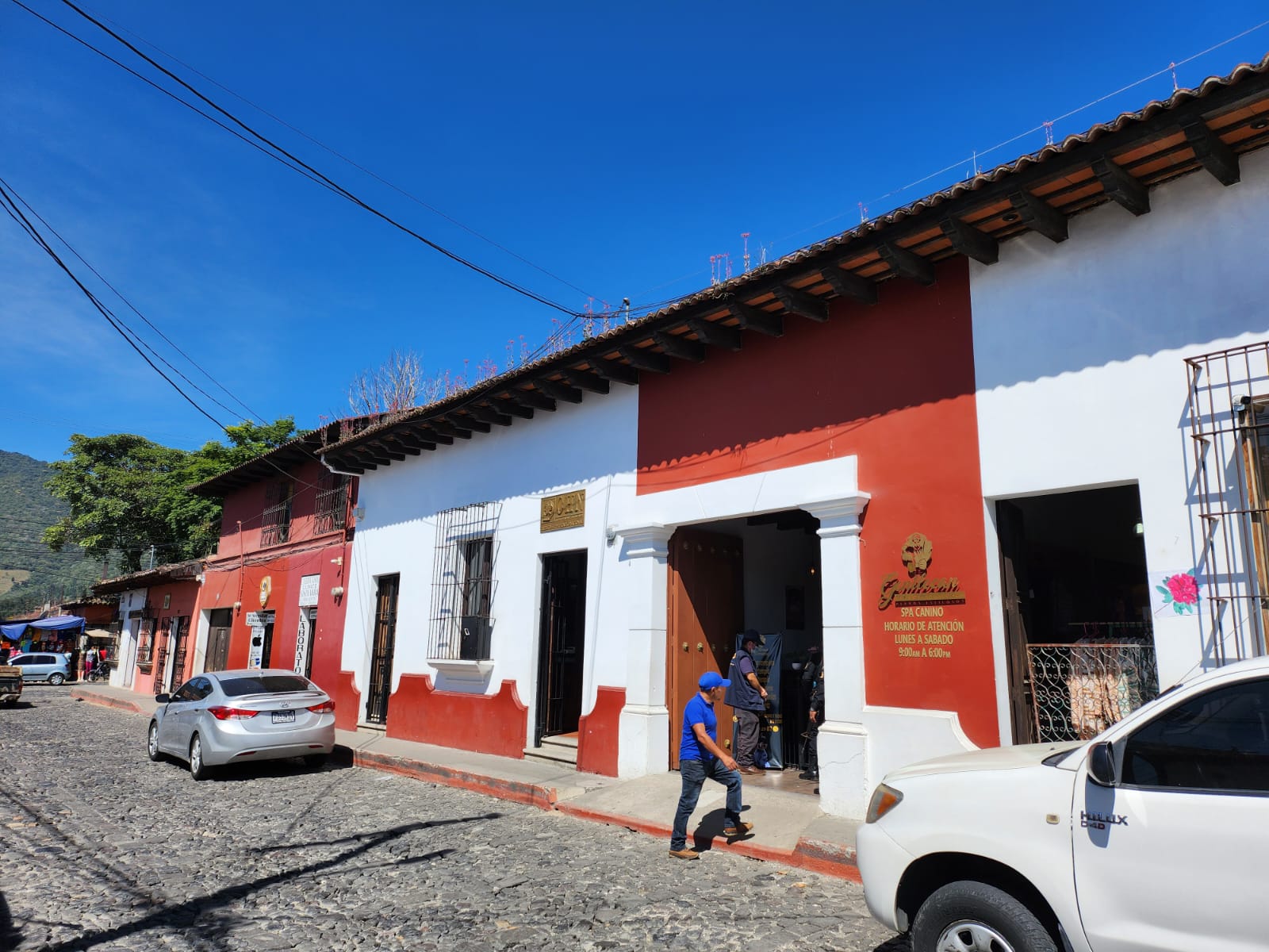 Las diligencias de allanamiento se llevan a cabo en 3a calle poniente número 30, 32, 34, 36 del municipio Antigua Guatemala, Sacatepéquez. (Foto Prensa Libre: MP)